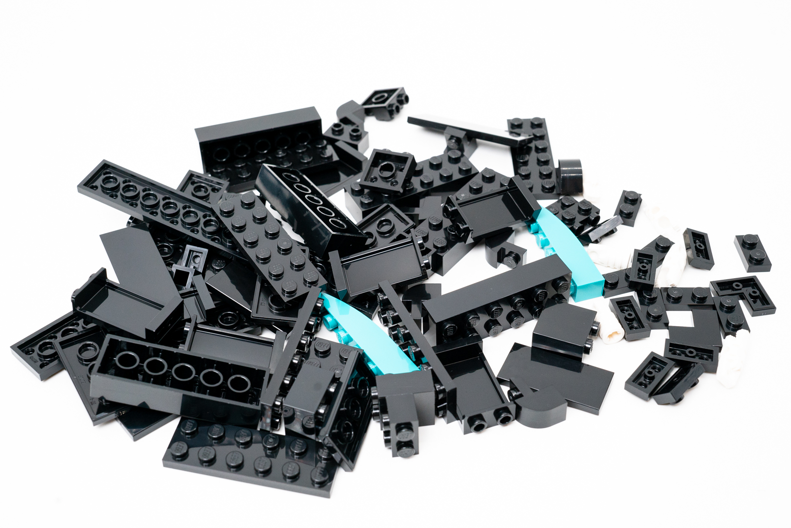 袋4のパーツ構成。ベースとなる黒系ばかり