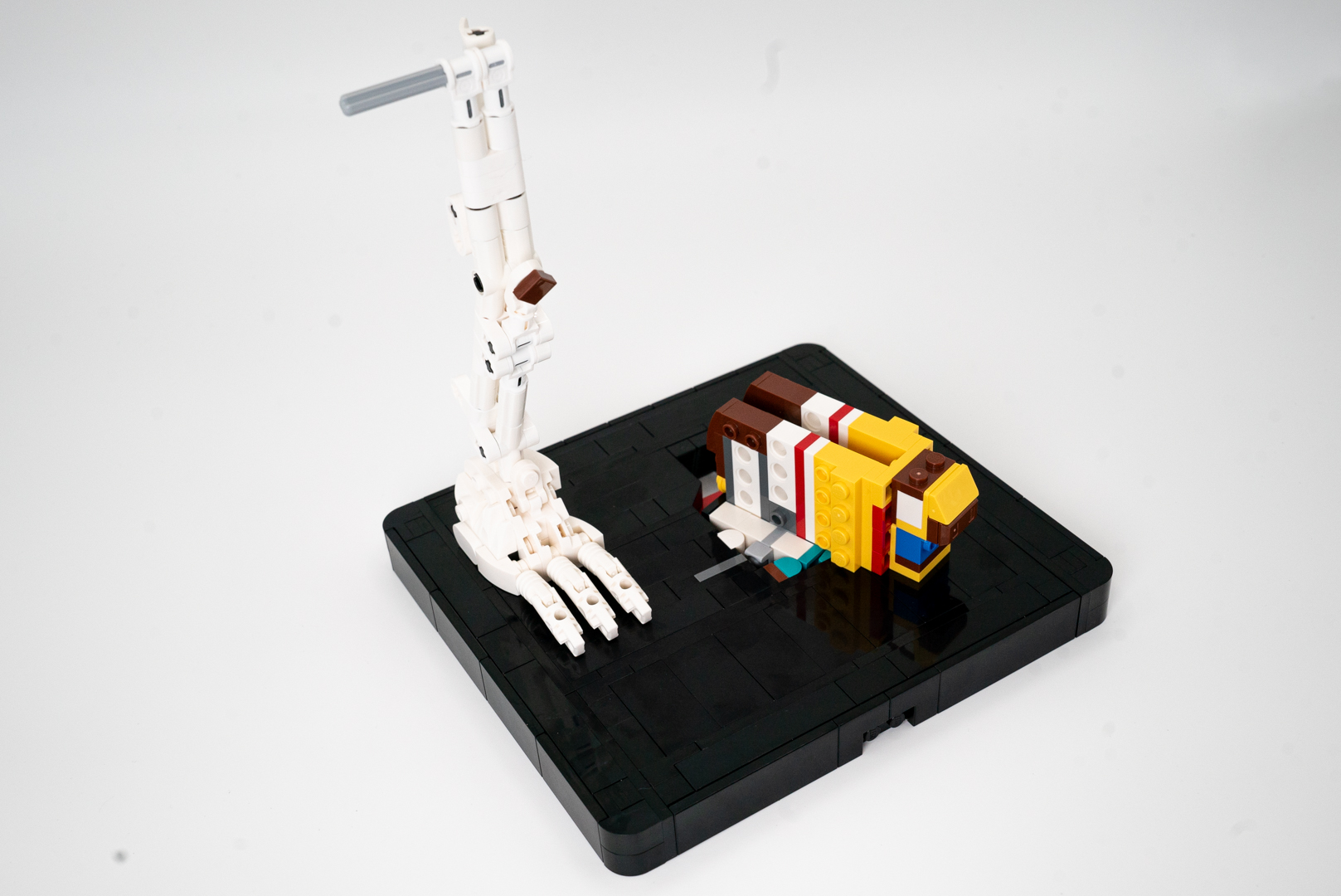 袋4までの完成品。なんというか、ドクロの足元に変なメカユニットがあるようにしか見えないかも