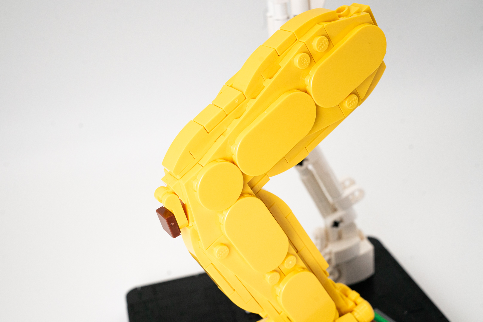 腿全体に円形タイルで筋肉的なディテールを持たせている