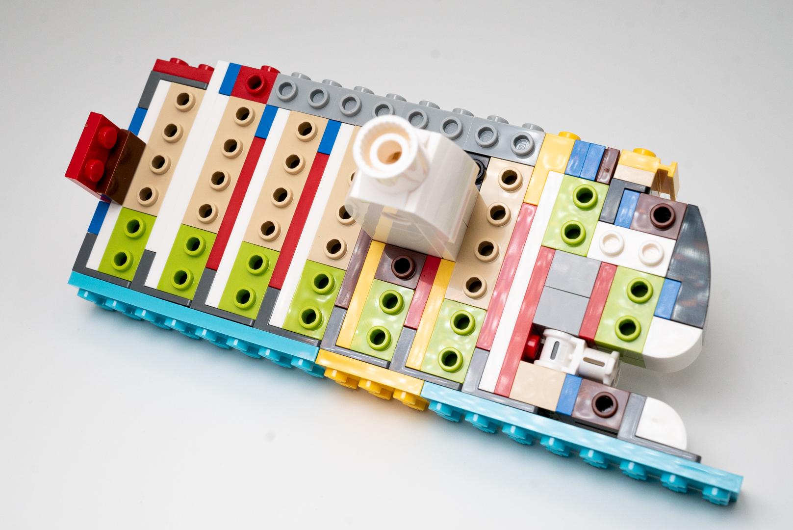 袋7では、ボディの中心となるユニットを組み上げる。中心には腕の固定パーツもあるぞ