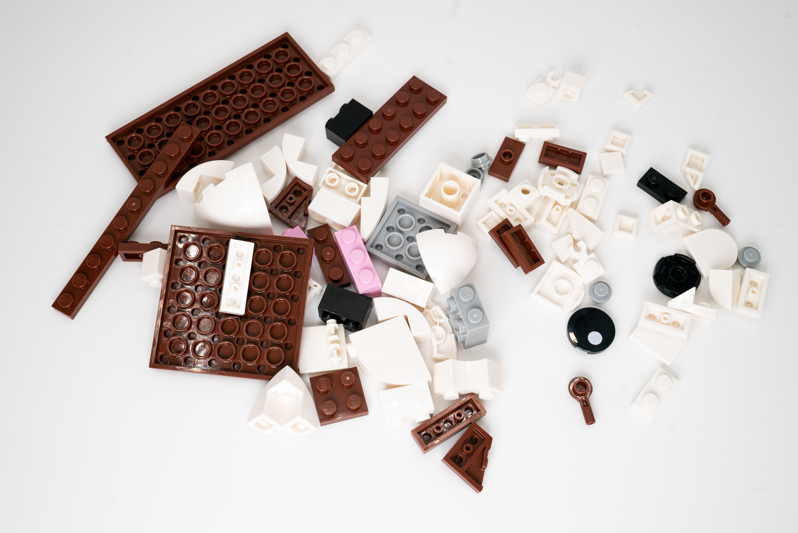 袋9のパーツ構成。ドクロ部分の骨になる白系パーツが増えてきた