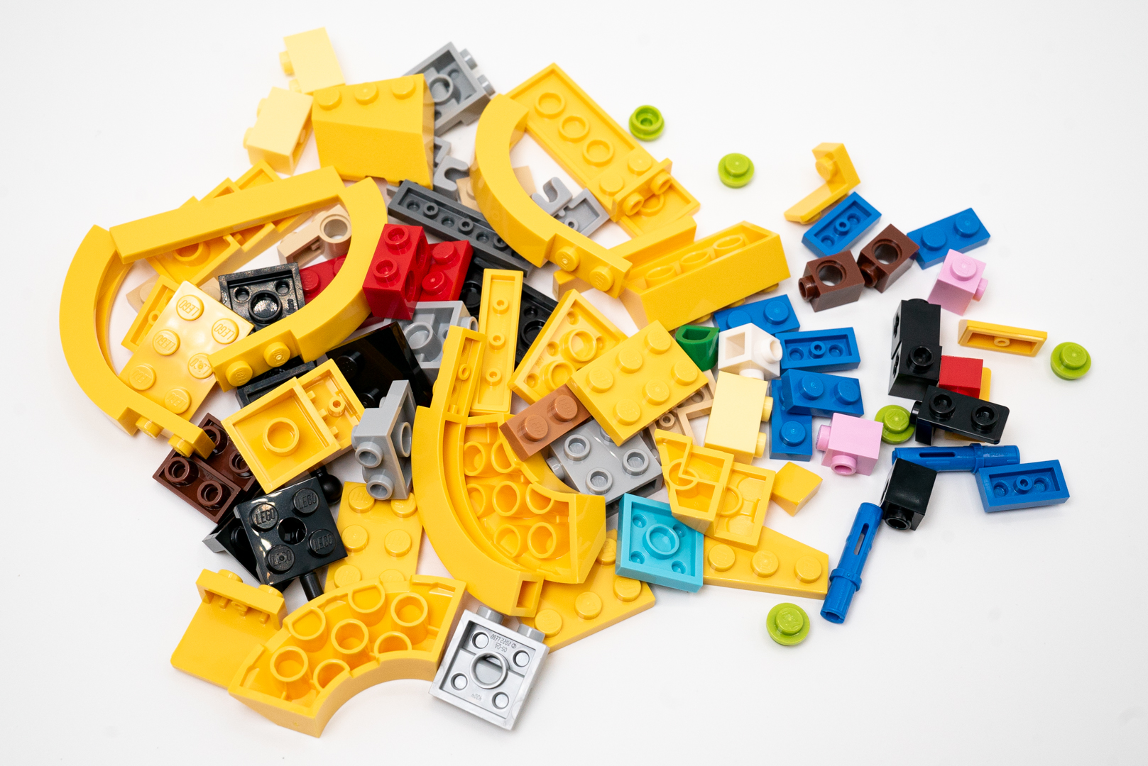 袋10のパーツ構成。ボディを仕上げるための黄色パーツが充実