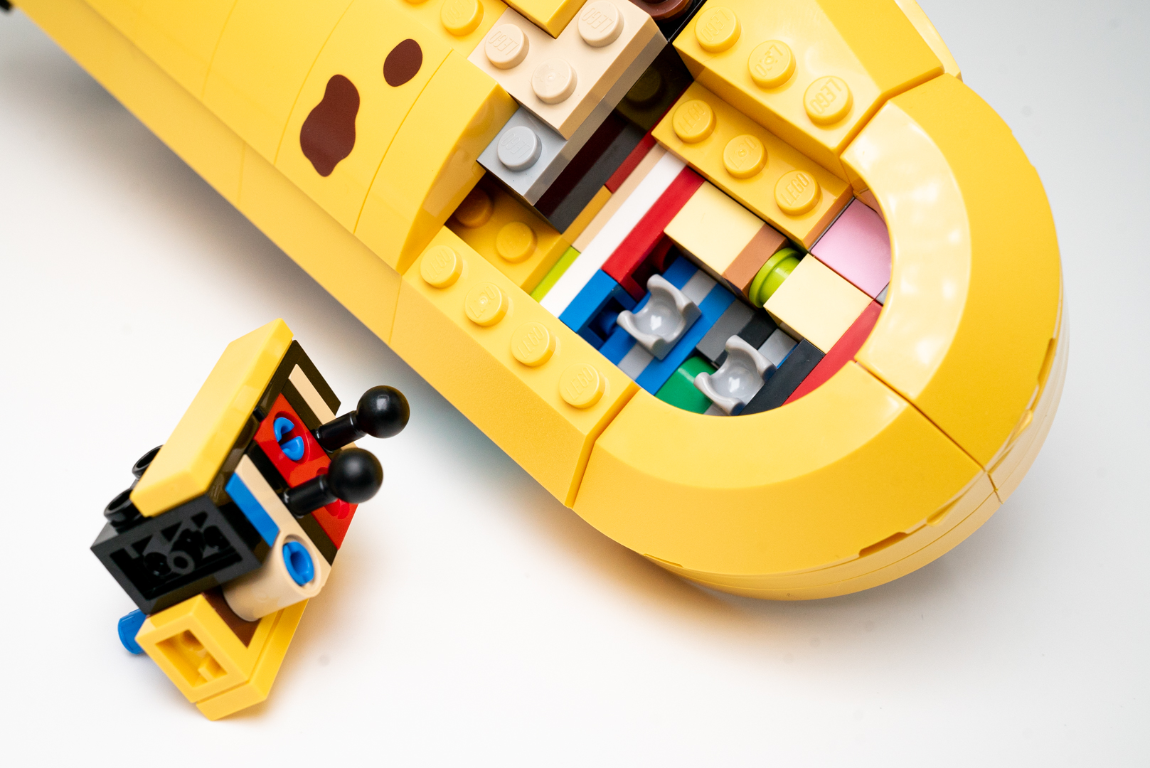 さらに固定ユニットの周りをパーツで囲み、最後は角度を付けて固定するためのボールジョイントで接続