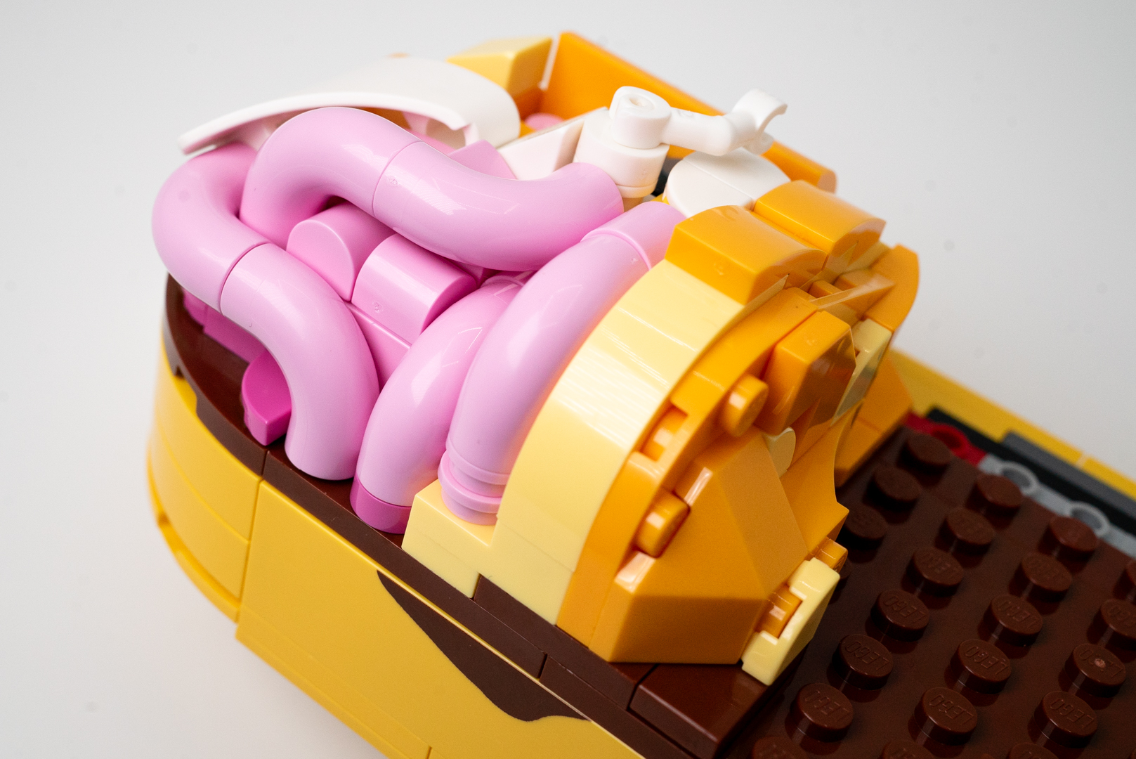 レゴブロックとはいえ、ちょっとグロさを感じる腸部分を組み込む