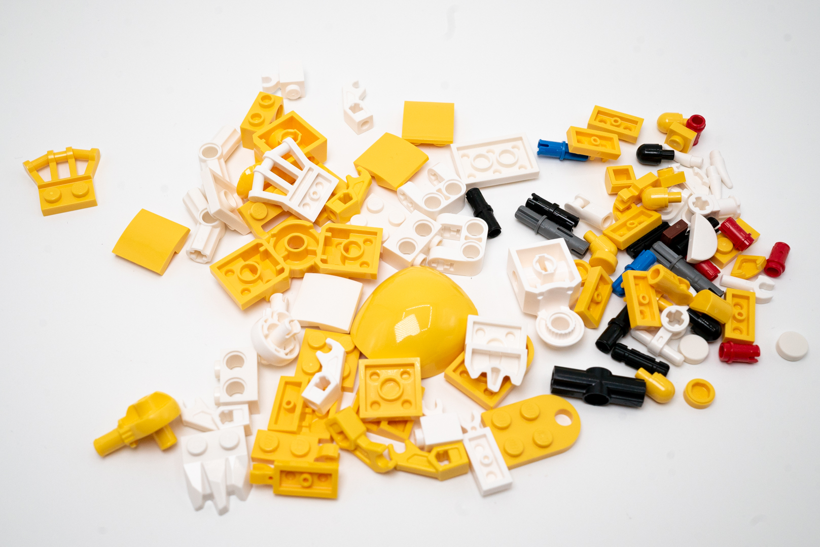 袋13のパーツ構成。両腕を作るので白と黄色がほとんど