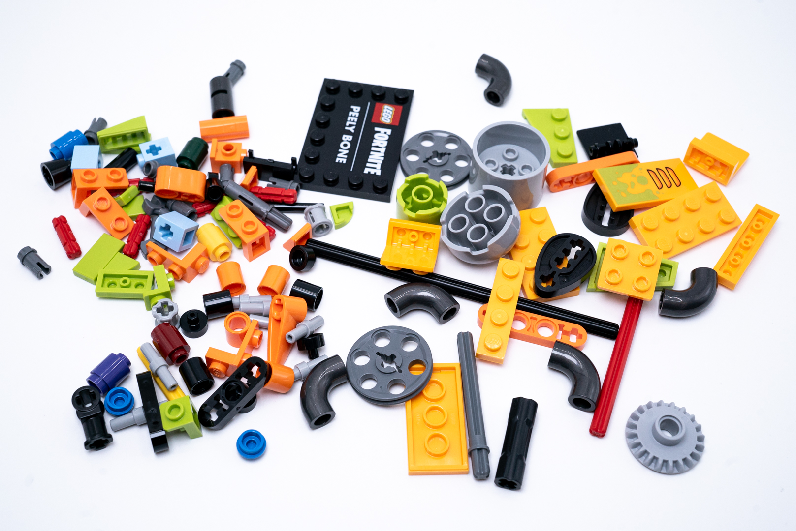 袋15のパーツ構成。銃やプレートを組むので、パーツはカラフル