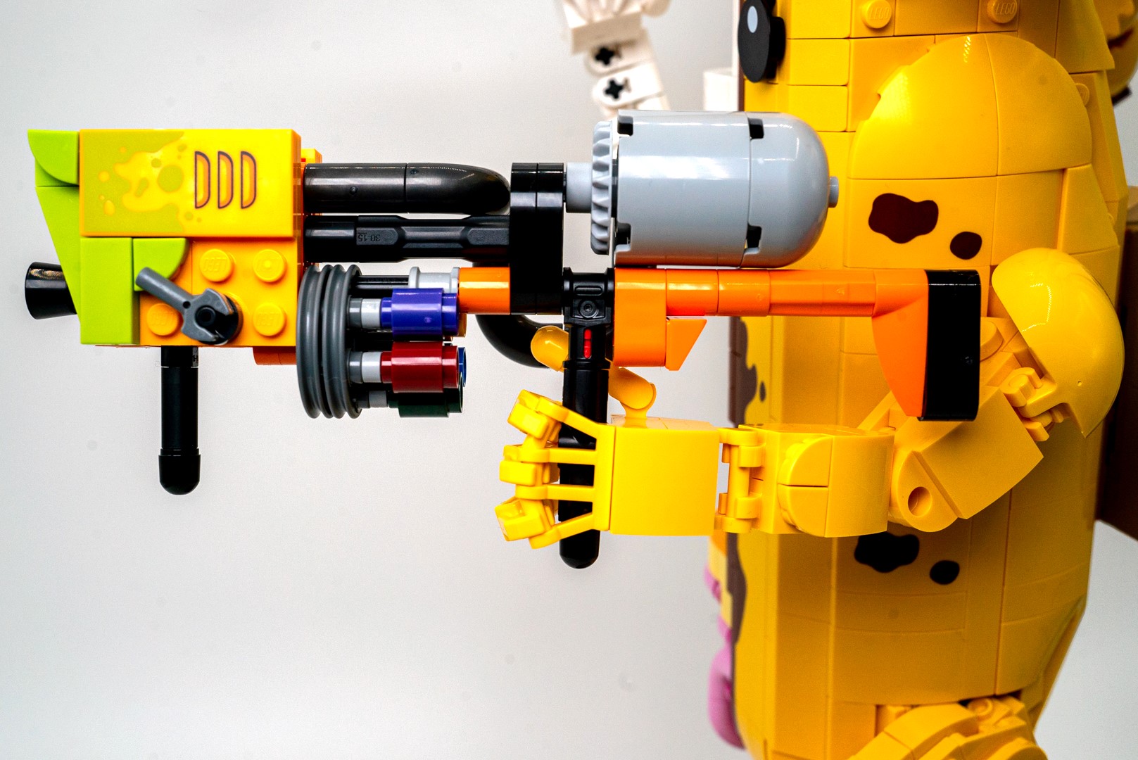 銃を前に突き出すように構えても、全く問題なく固定された