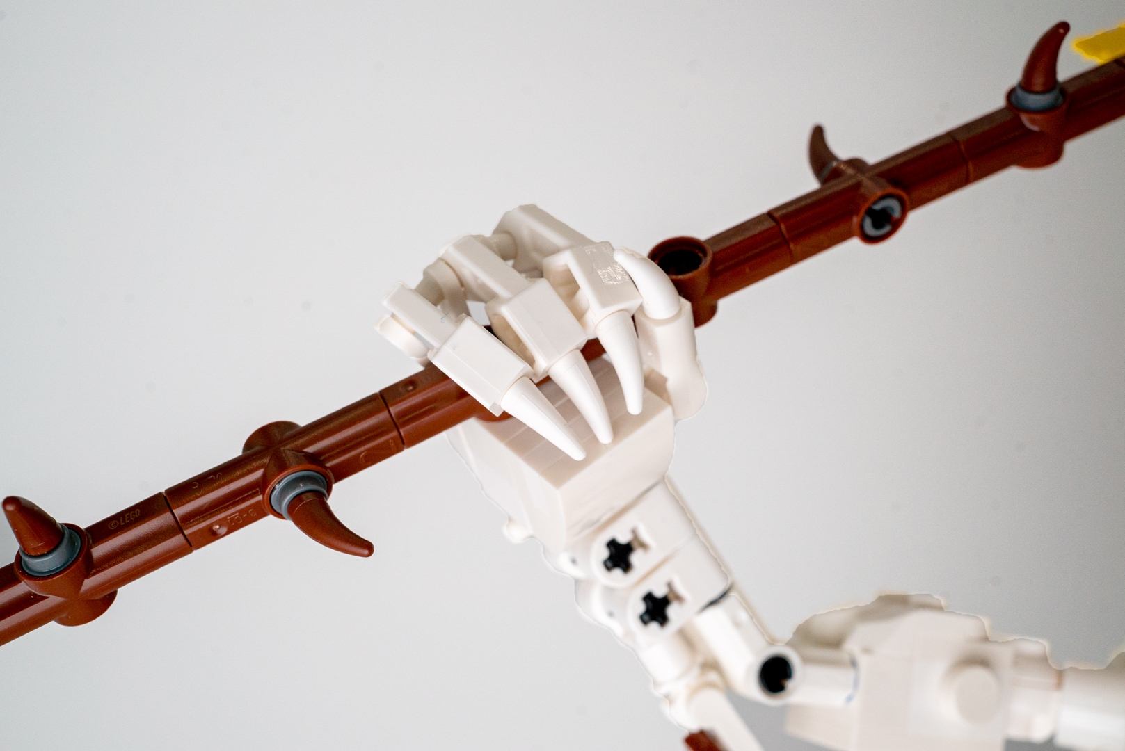 ドクロの手もしっかりと作り込まれていてリアルだし、武器もしっかりホールドできる。まあ、別パーツで接続してそう見せているだけなのだが（笑）