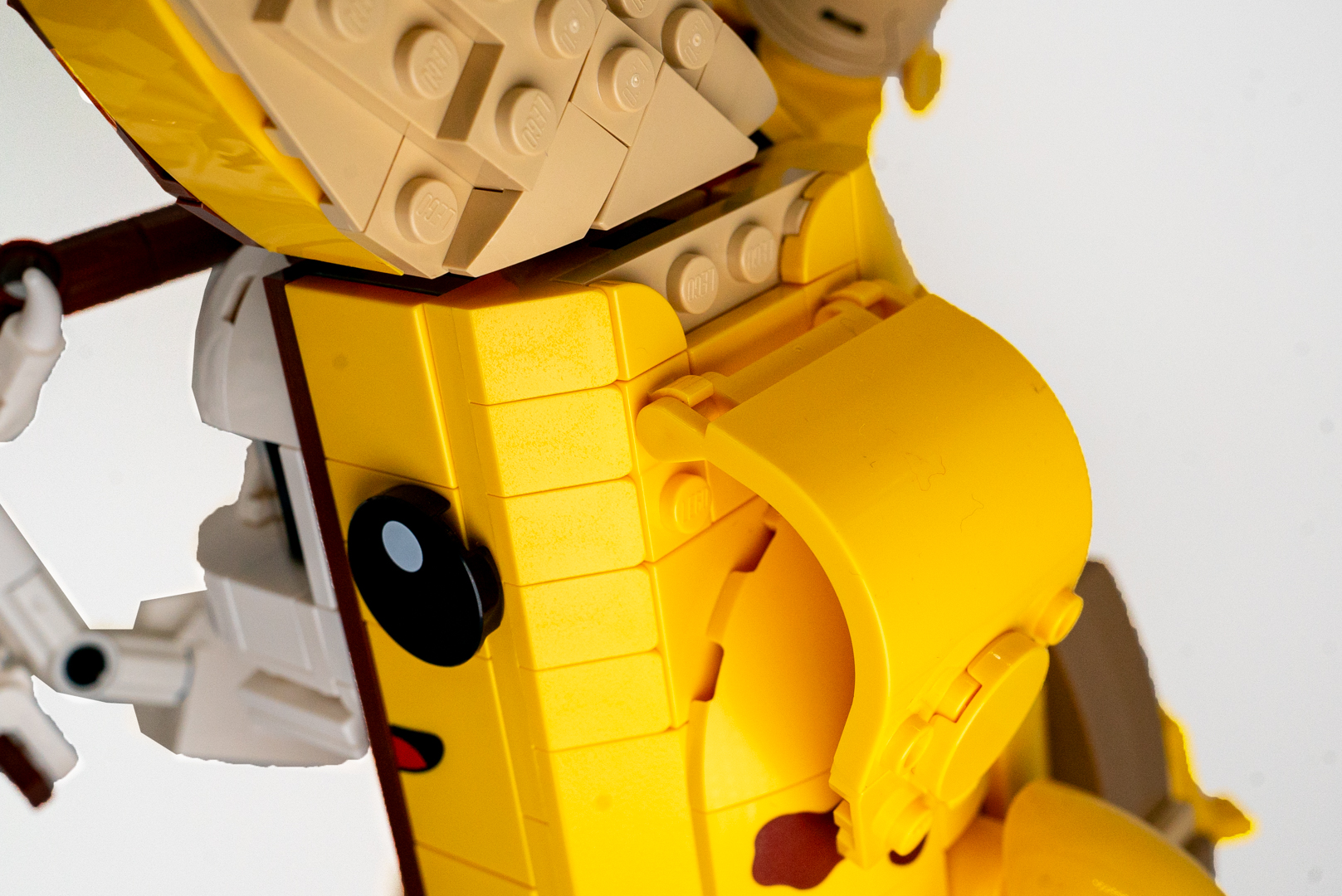 皮が剥けている部分の内側も、皮の位置を変えても違和感がないように、1/4円のタイルパーツでしっかりと裏側を作り込んでいる