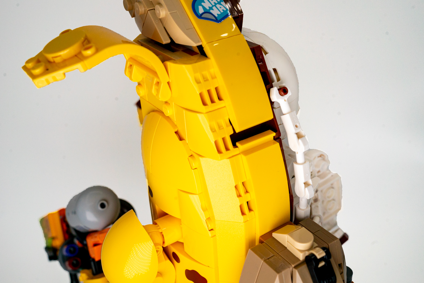 滑らかな曲線だが、丸めた背中に哀愁を感じる