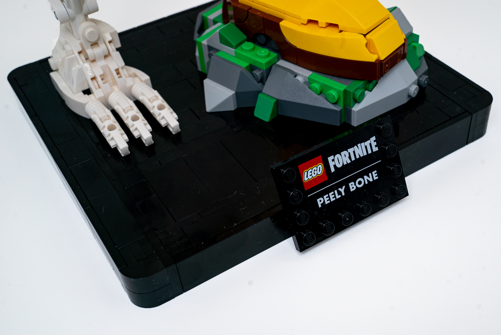 最初は足とベースが一体化していることに違和感があったが、完成品を見るとかなりの英断だったと思う