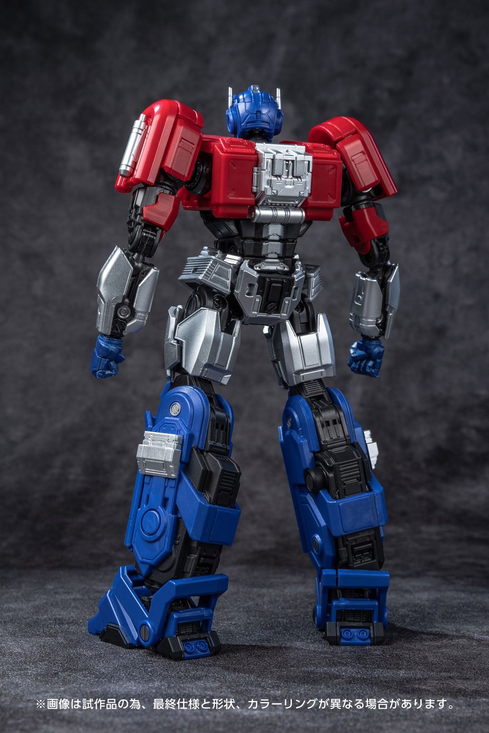 オプティマスプライム／オライオンパックスは、惑星サイバトロンで暮らす労働ロボットがアルファトライオンから譲り受けたコグのパワーによって成長した姿