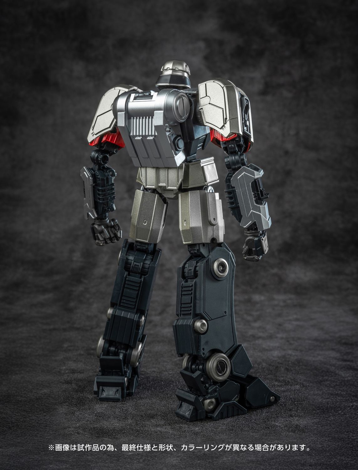メガトロン／D-16は、惑星サイバトロンで暮らす労働ロボットがアルファトライオンから譲り受けたコグのパワーによって成長した姿