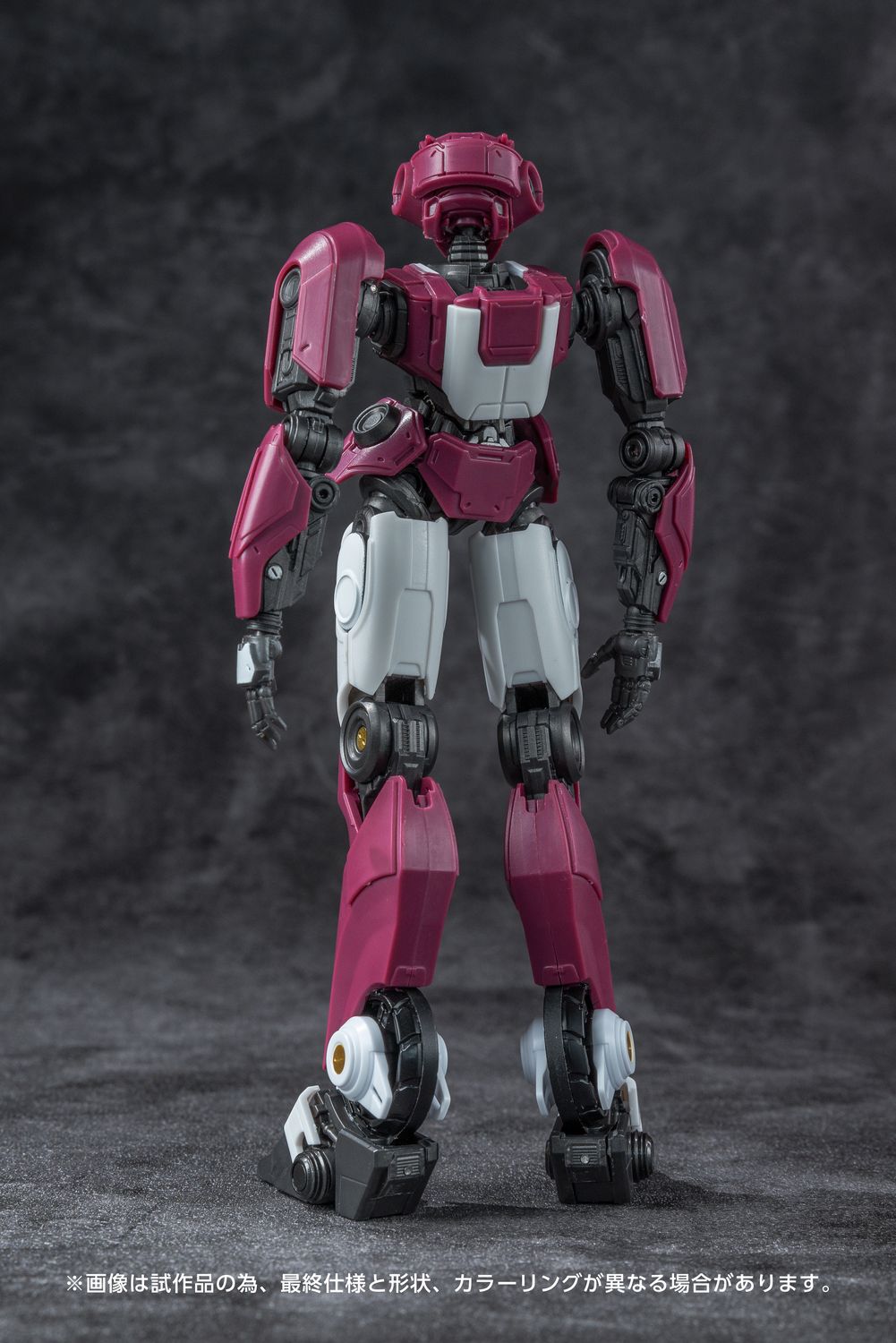 エリータ-1は、惑星サイバトロンで暮らす労働ロボットがアルファトライオンから譲り受けたコグのパワーによって成長した姿