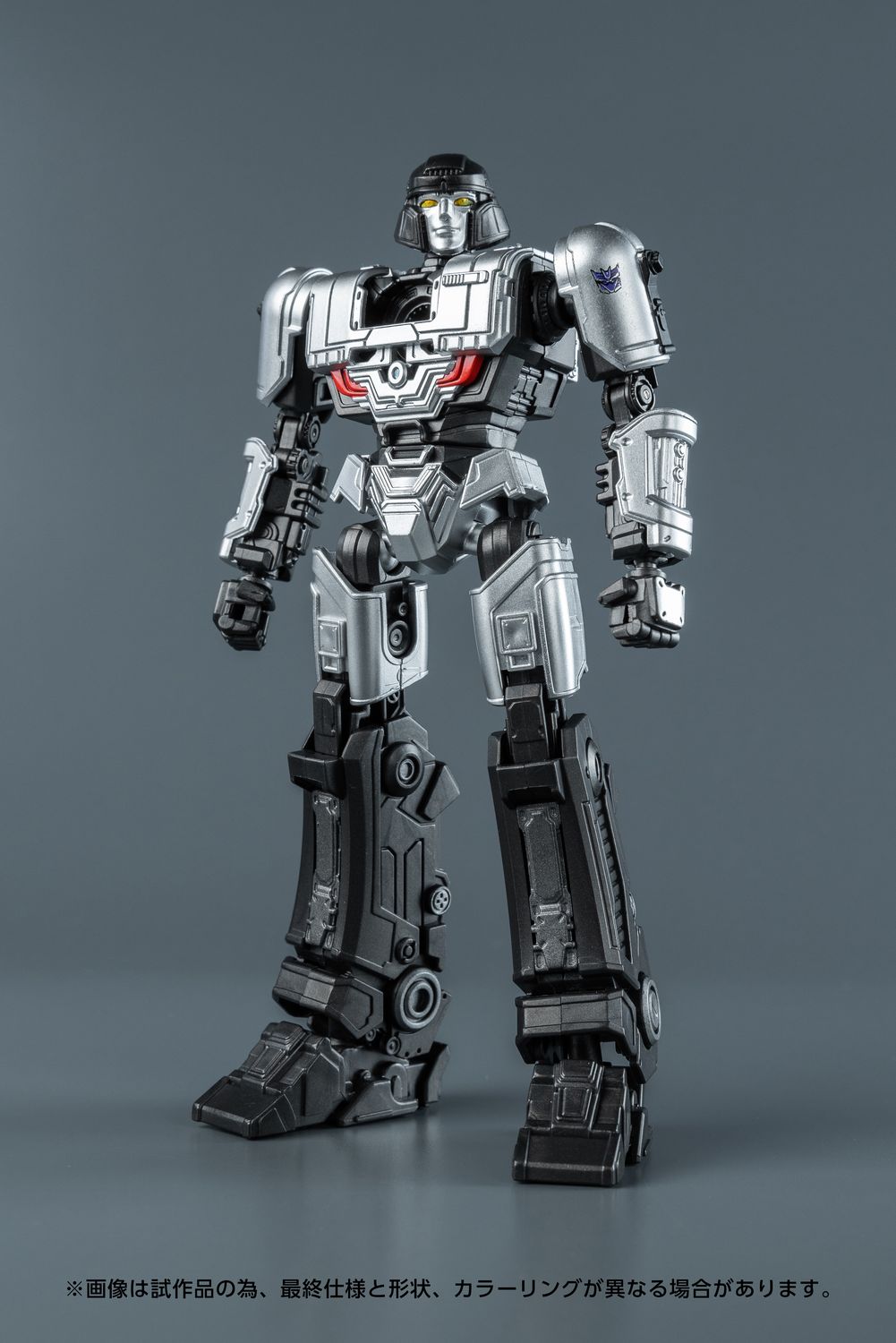 D-16は、惑星サイバトロンで暮らす労働ロボット。友人であるオライオンパックスをいつも助けている。真実を知り、のちに破壊大帝と恐れられる存在となる。コグパーツが付属する
