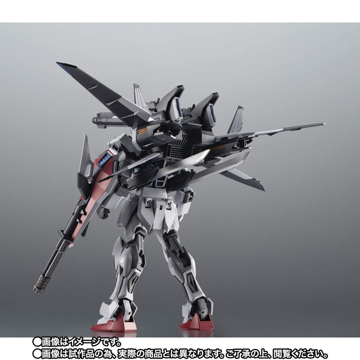 大型の「統合兵装ストライカーパック（Integrated Weapons Striker Pack）」を装備する