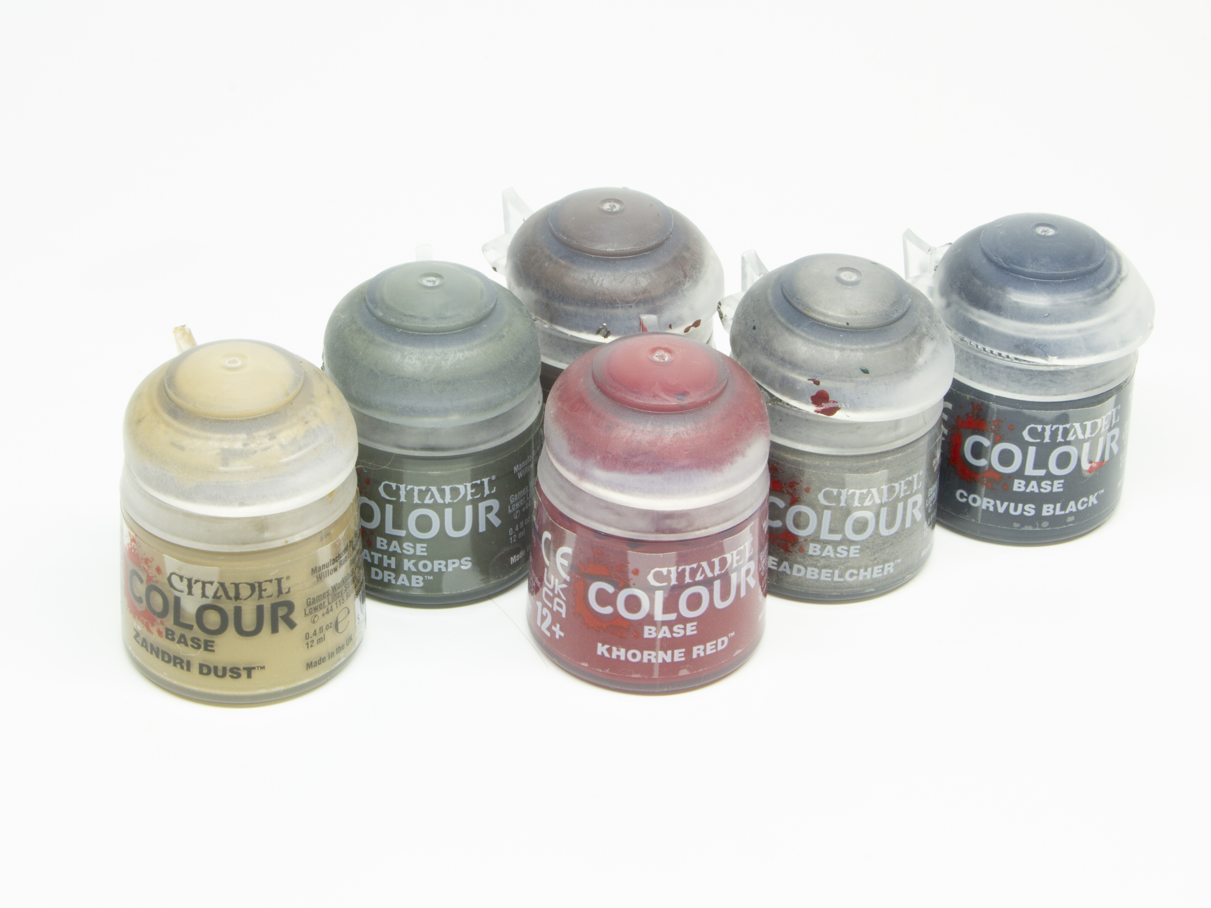 筆者が扱うシタデルカラー。12ml瓶が570円するので、乾くことを考えてガンガン使うとすぐ無くなる