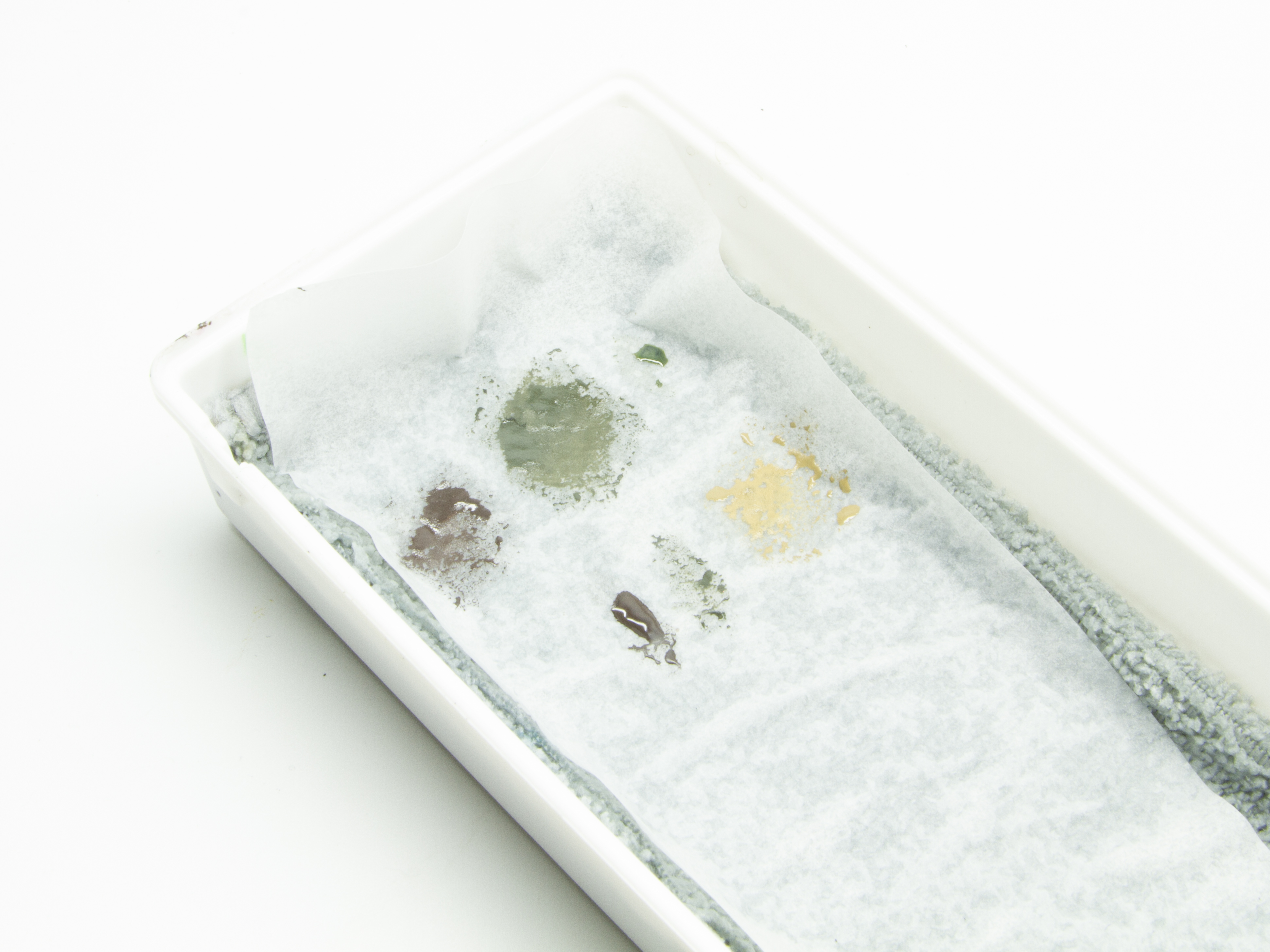 実際に3日間、1日2回ほど給水して管理したパレット。使い切った塗料は残りかすが乾いているが、まとまっている塗料は全て乾いていない