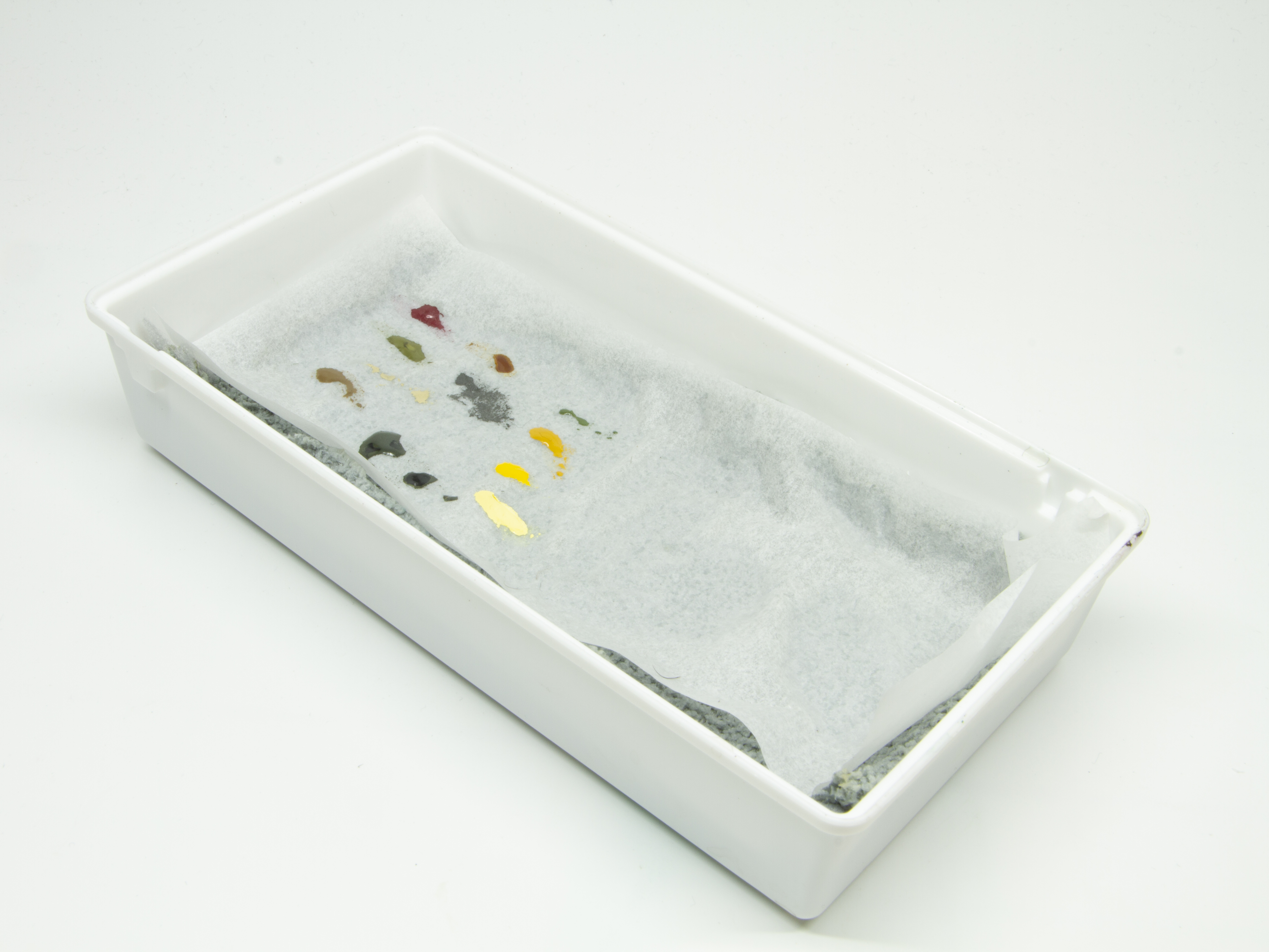 筆者が普段使っているパレットを5時間ほど使用した状態。比較的多い量の塗料を置いているが、パレットに塗料を乗せた時点で水滴のようにまとまり、作業中は無給水で塗料がフレッシュに保たれる