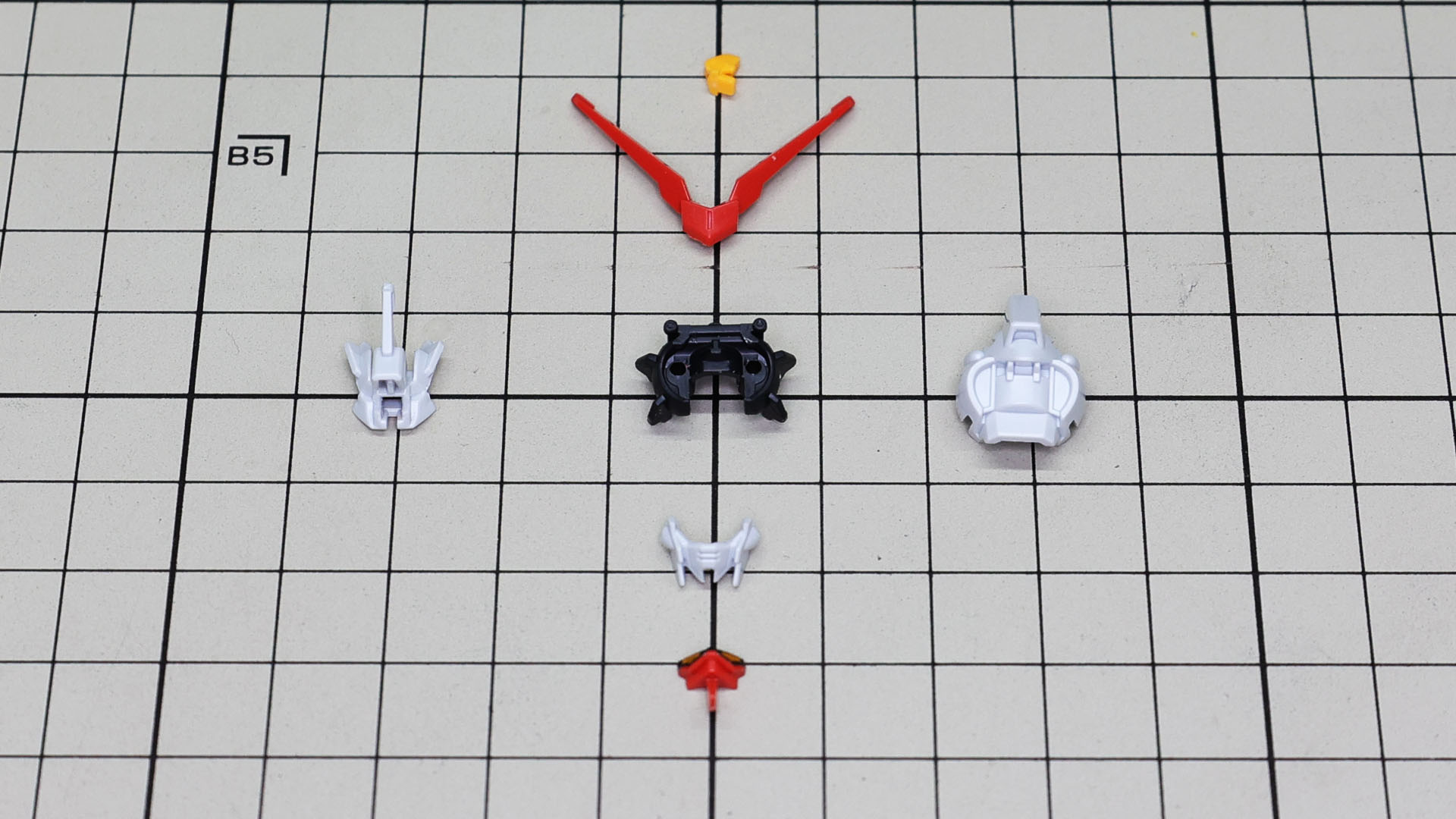 ディテールも兼ねたメカフレームをコアにカメラアイやマスクなどを組み付けていきます