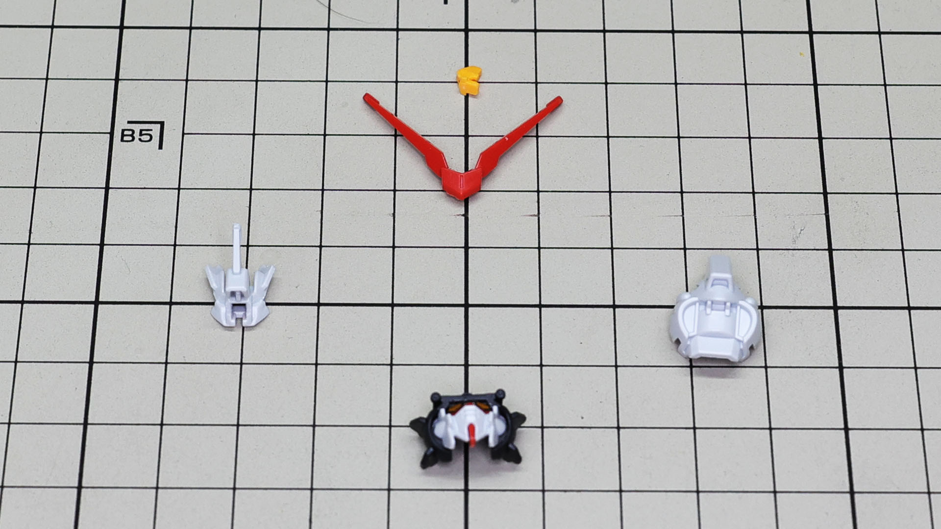 メカフレームにカメラアイとマスクを組み付けます