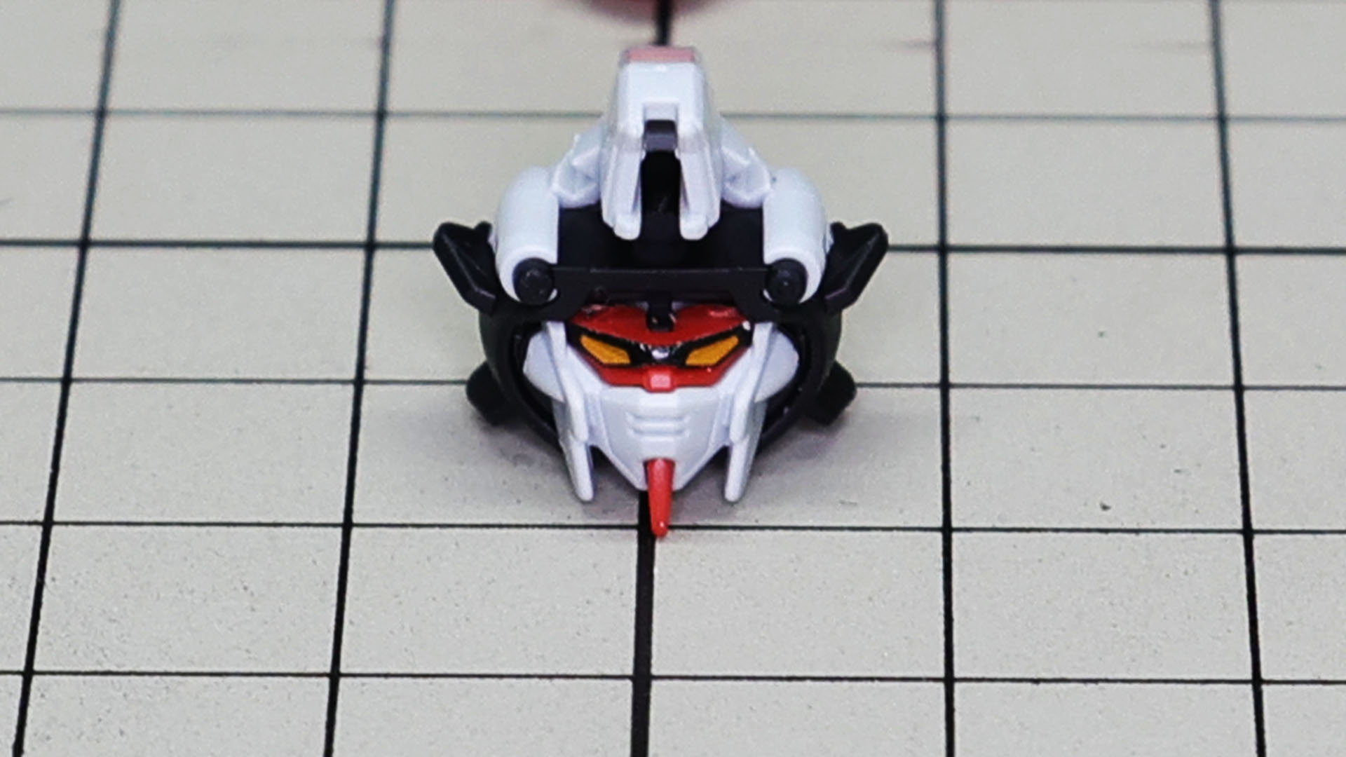 後部ヘルメットに納めます。バルカン砲まで再現！