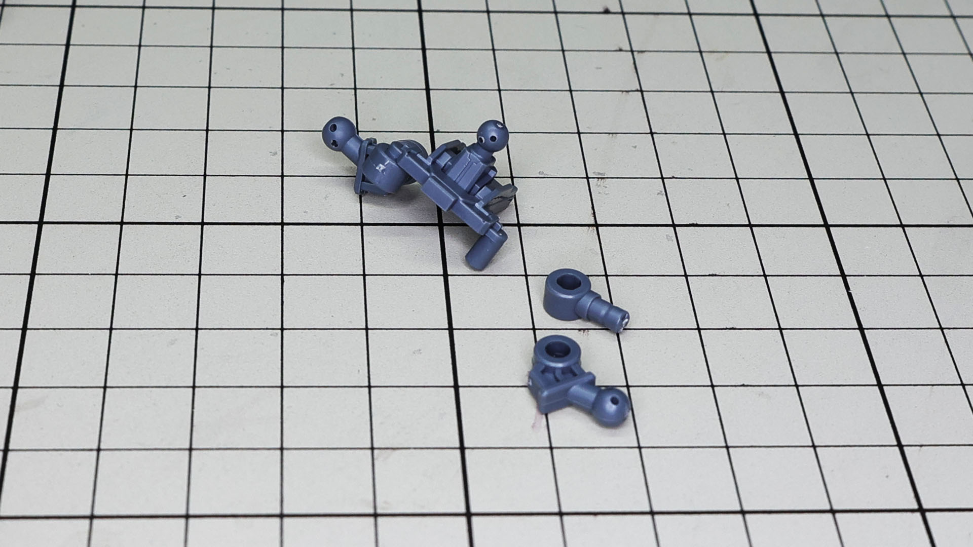 首関節部のメカフレームに肩関節を組み込んでいきます