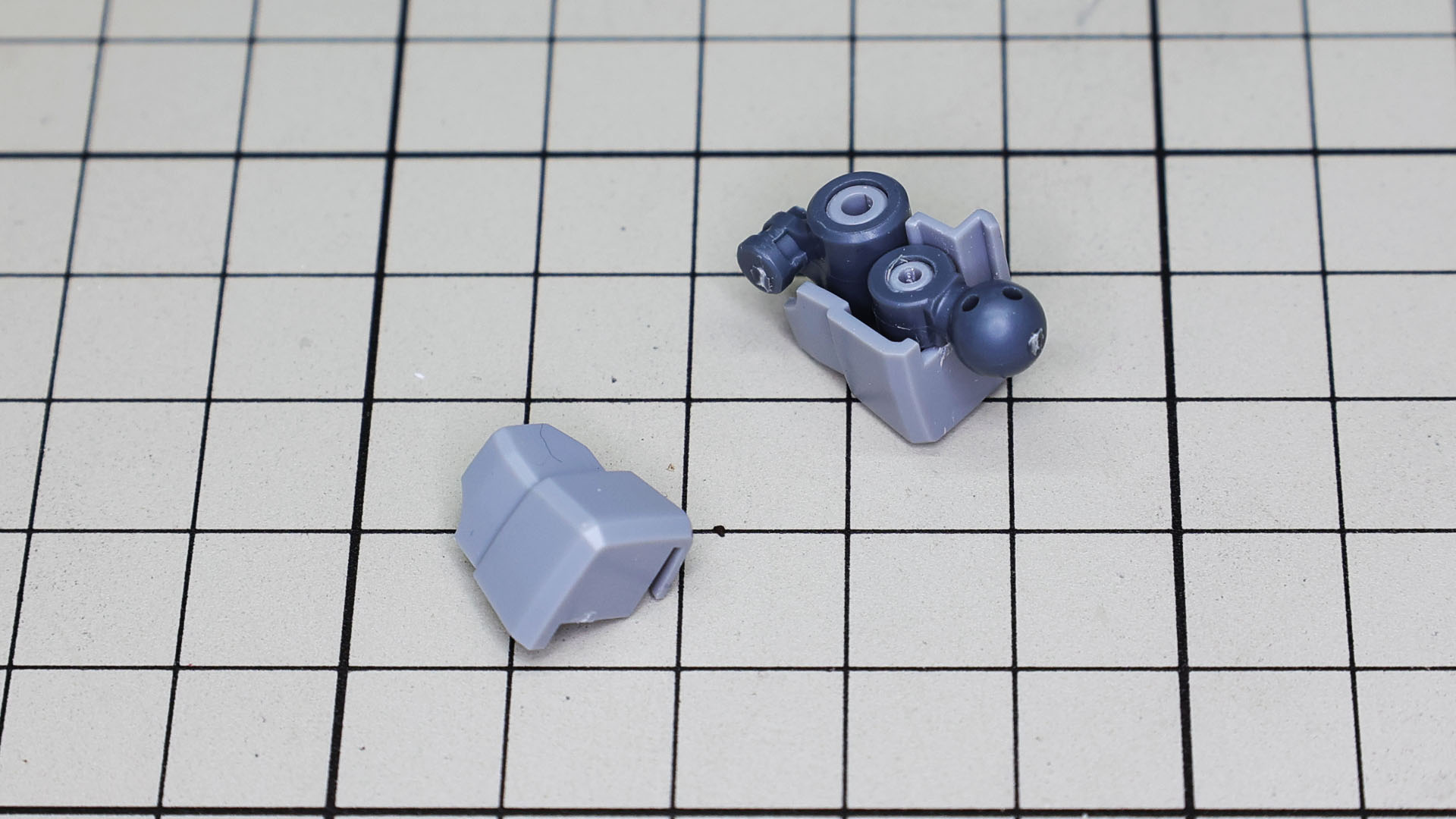 腹部はトータル4軸関節となり、あらゆる方向に可動できる機構となっています