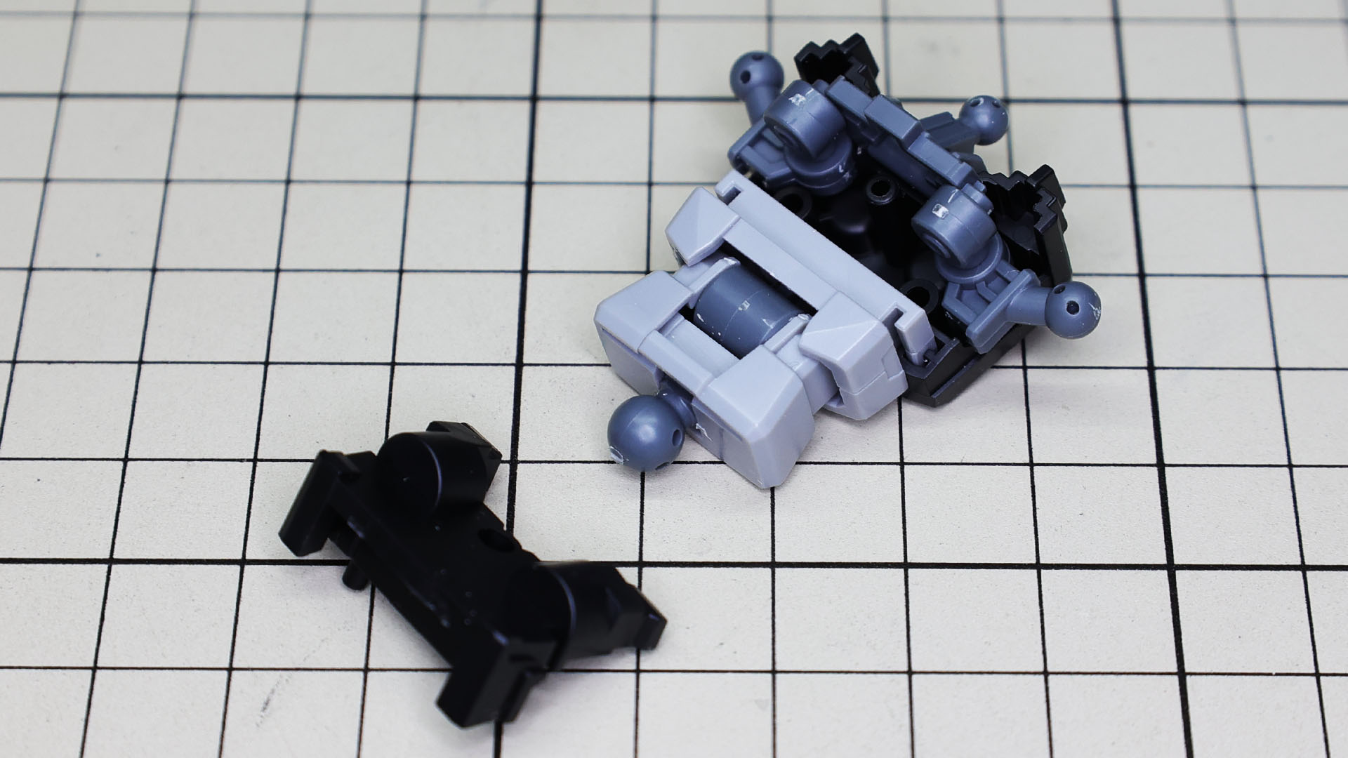 胸部装甲を組みます。中央に整流板的パーツの軸受けがあります