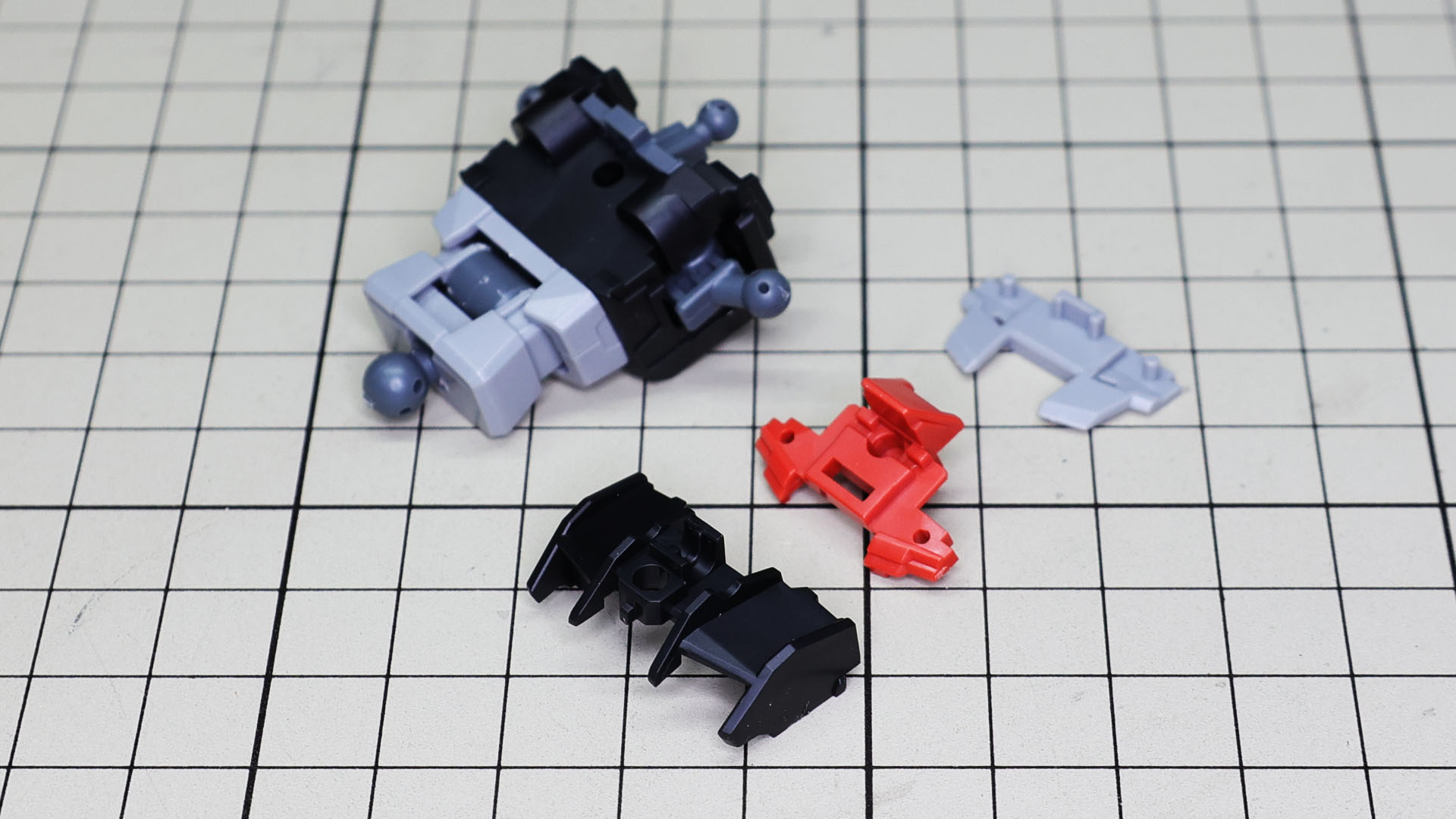 胸部装甲を組みます。中央に整流板的パーツの軸受けがあります