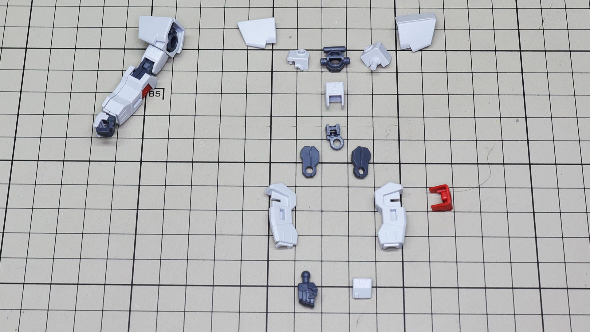 右腕を組んであります。片腕分がとても少ないパーツ数だとわかります