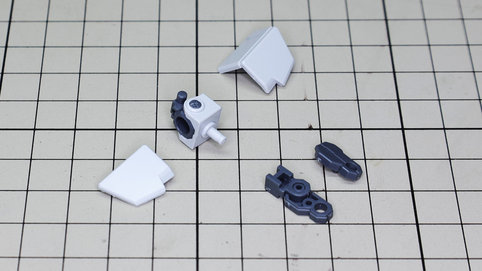 肩関節、肘関節を組みます。これだけで高い可動性能を引き出すのですからすごいものです