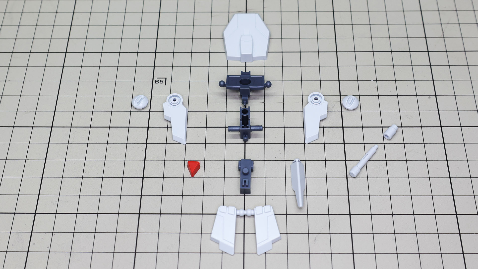 腰部パーツはランナーから切り出してももう一つ分余る形になります。このカラクリは後ほど明らかになります