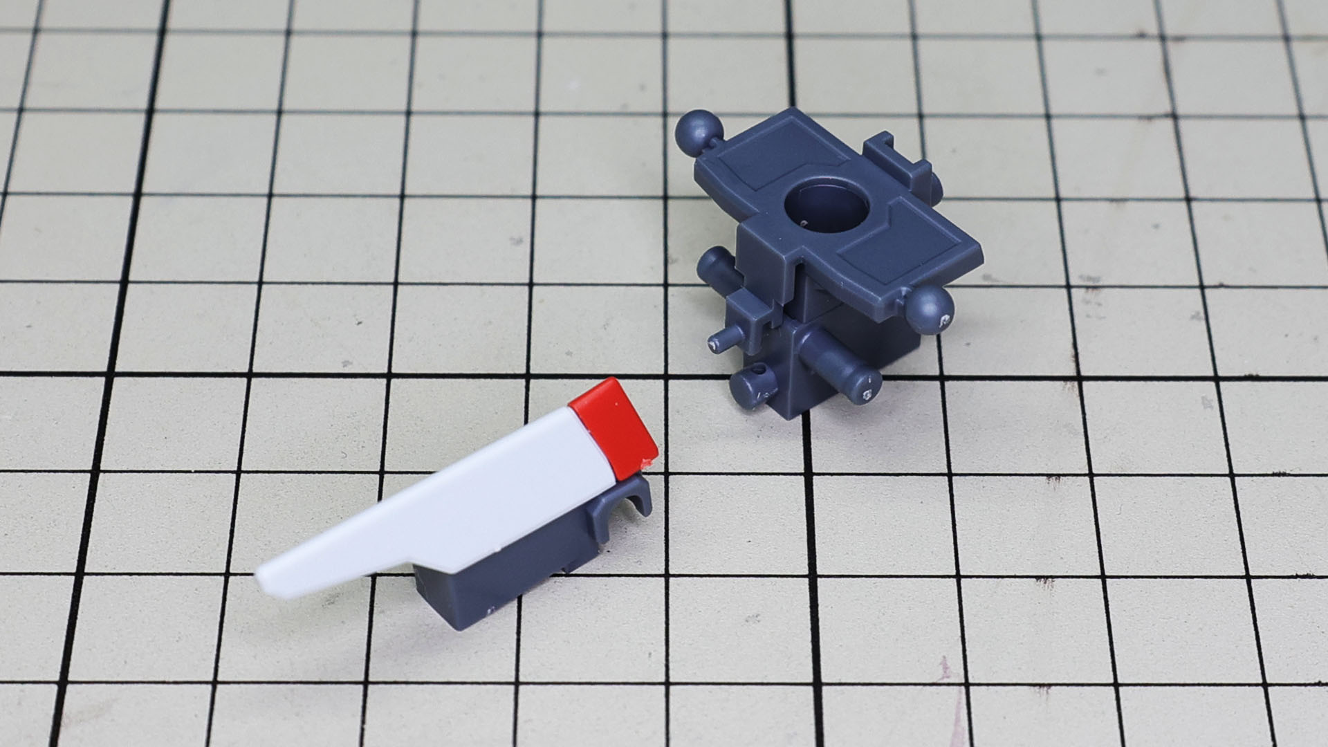 とても簡単な股関節メカフレームとフロントアーマーの軸受けのパーツを組み込みます