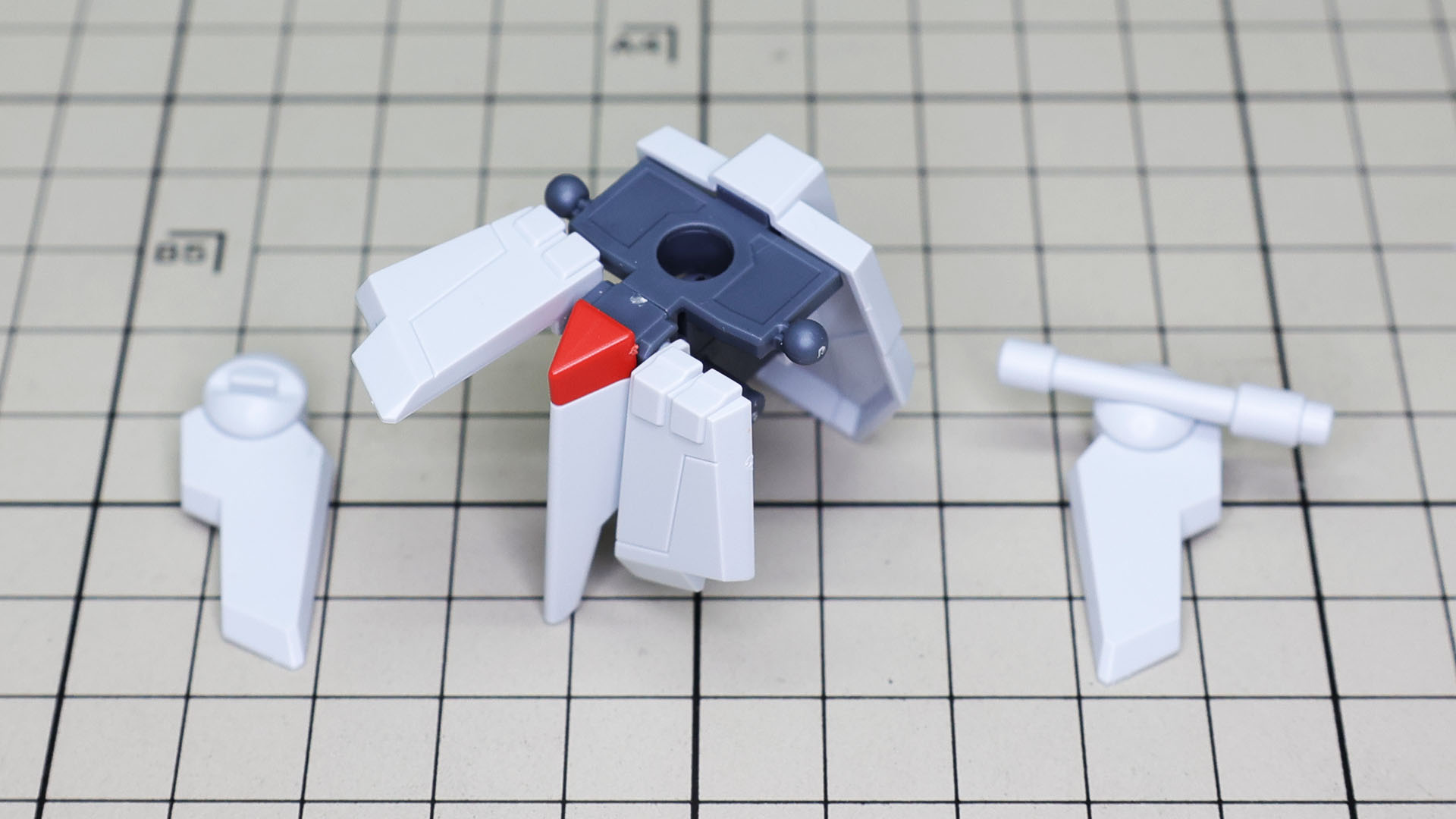 MS形態用のフロントアーマーは左右独立可動としました。ムラサメ改のビームサーベルは左側に1本となっています