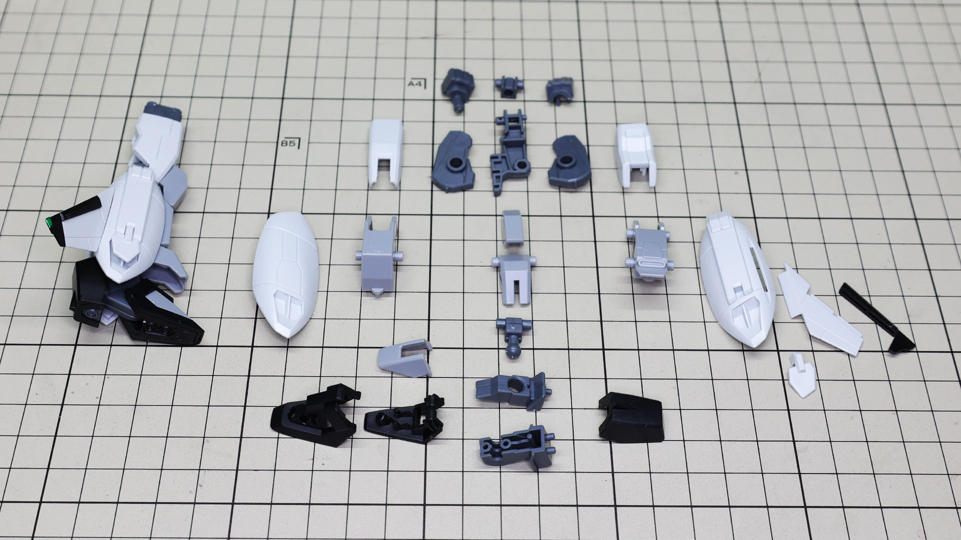 右脚を組んであります。変形機構を持つ割には難しくないパーツ構成になっています