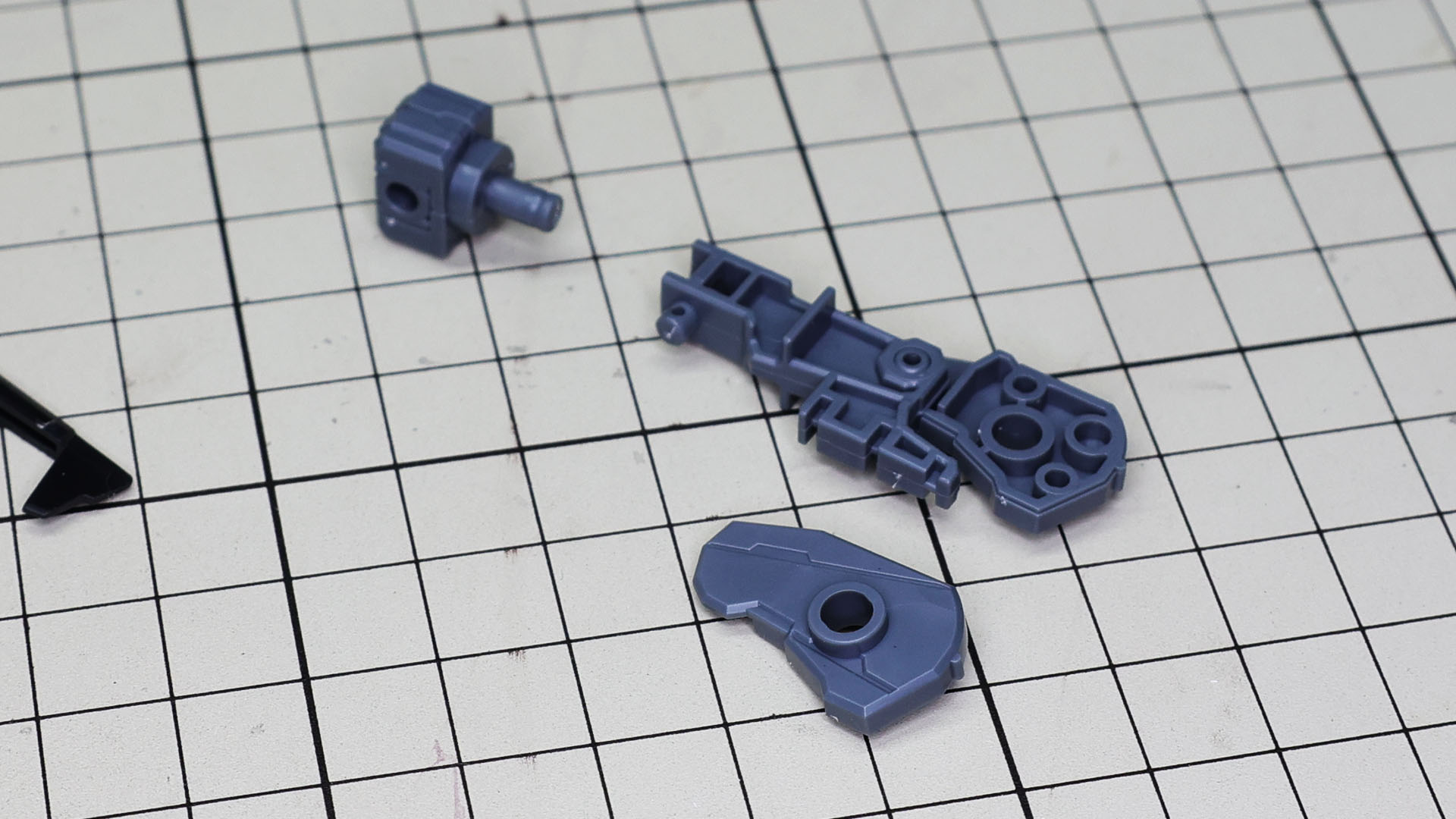 可動や変形に重要な要素となる膝のメカフレームは大き目な印象。二重関節は脛下装甲パーツとの組み合わせで実現されます