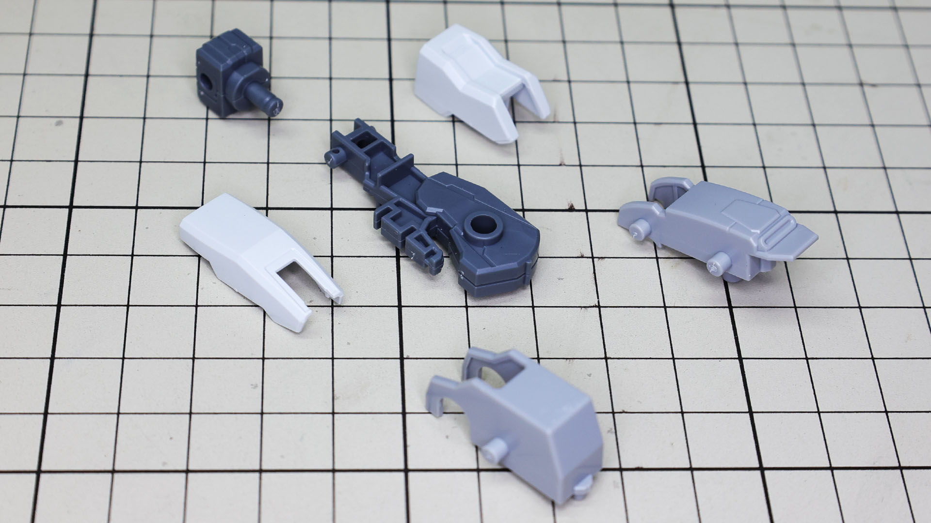 組んだメカフレームに装甲パーツを組み付けていきます