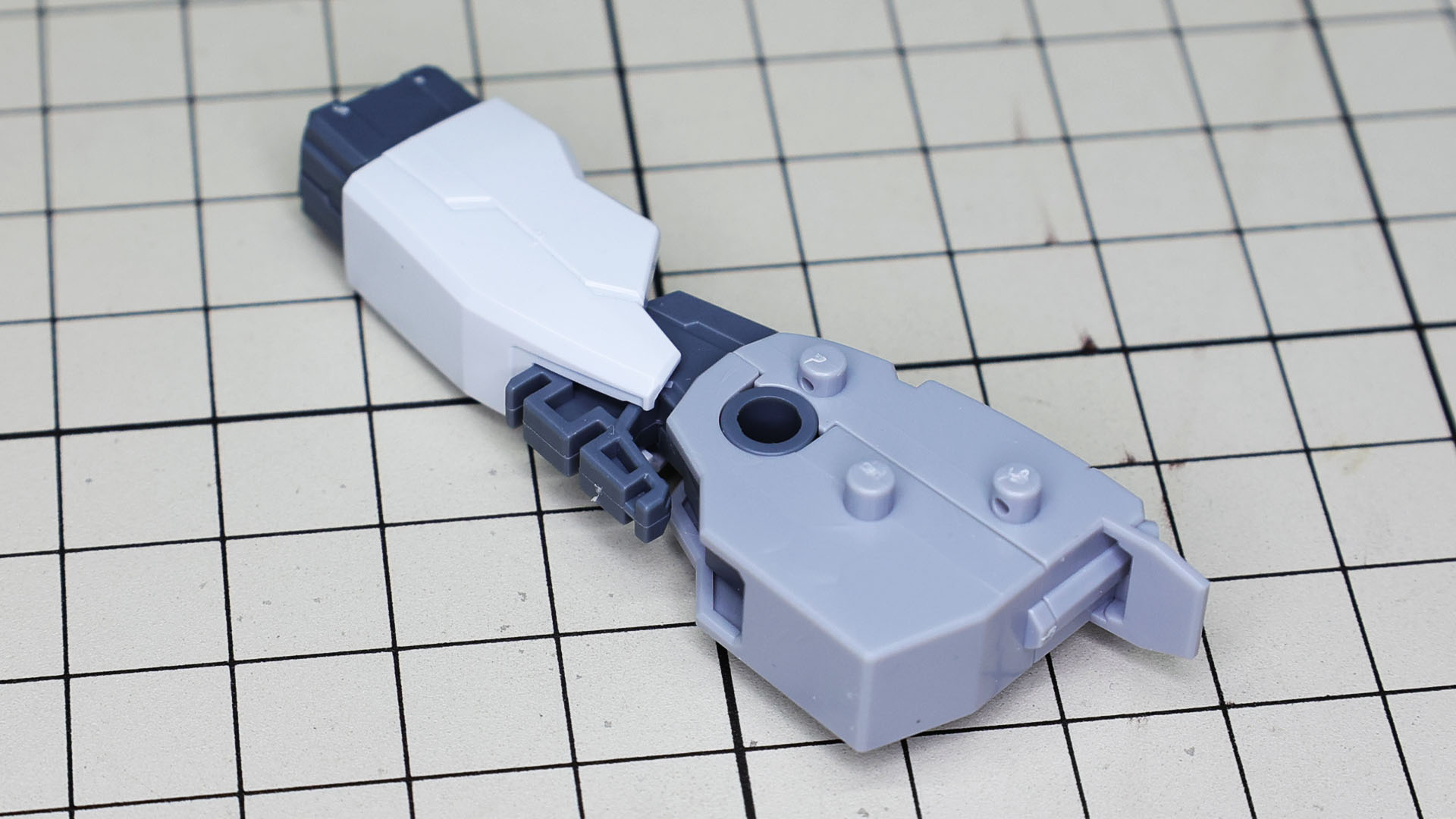 膝下のグレーのパーツは前後を間違えないようにしましょう