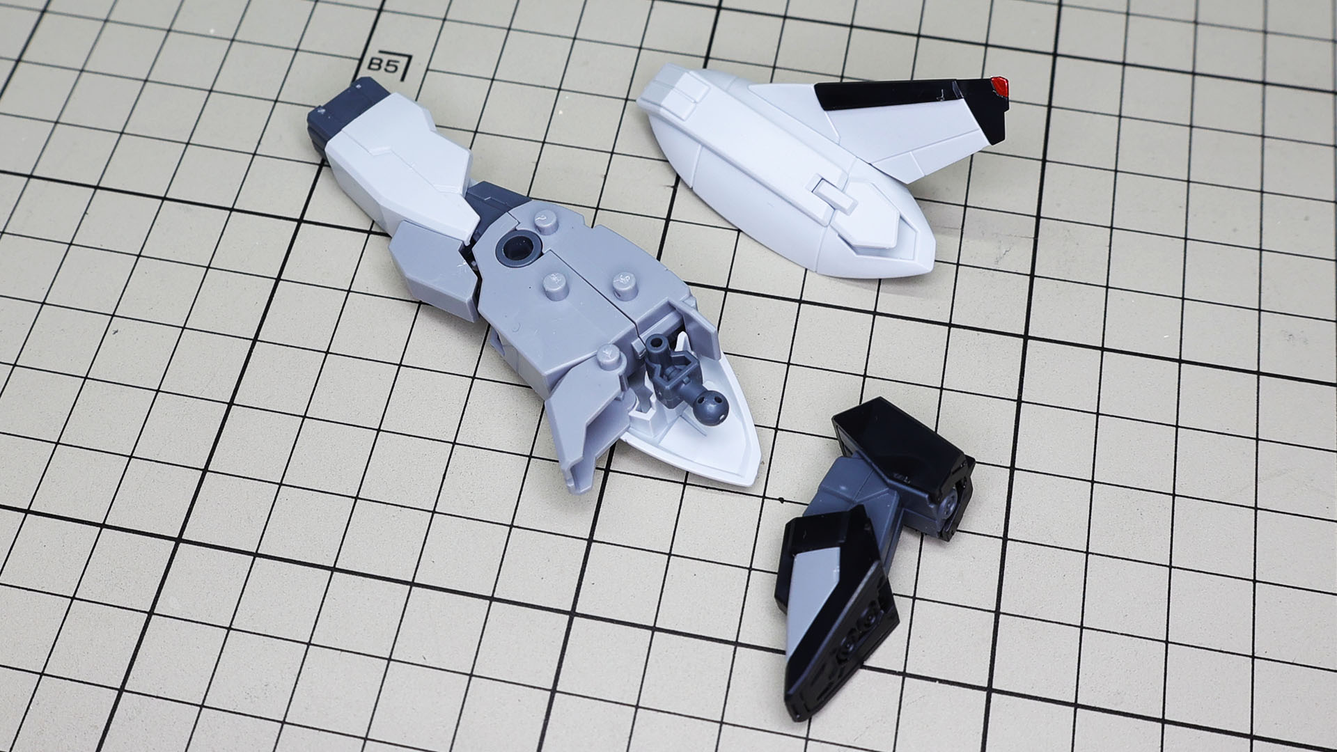 脛下部に膝関節とフレーム、ソールとの接続部を組み込めば完成です