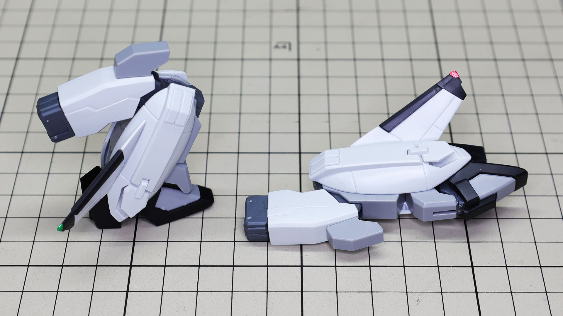 左が膝関節可動、右がMA形態時の状態です。破綻なく決まってますね