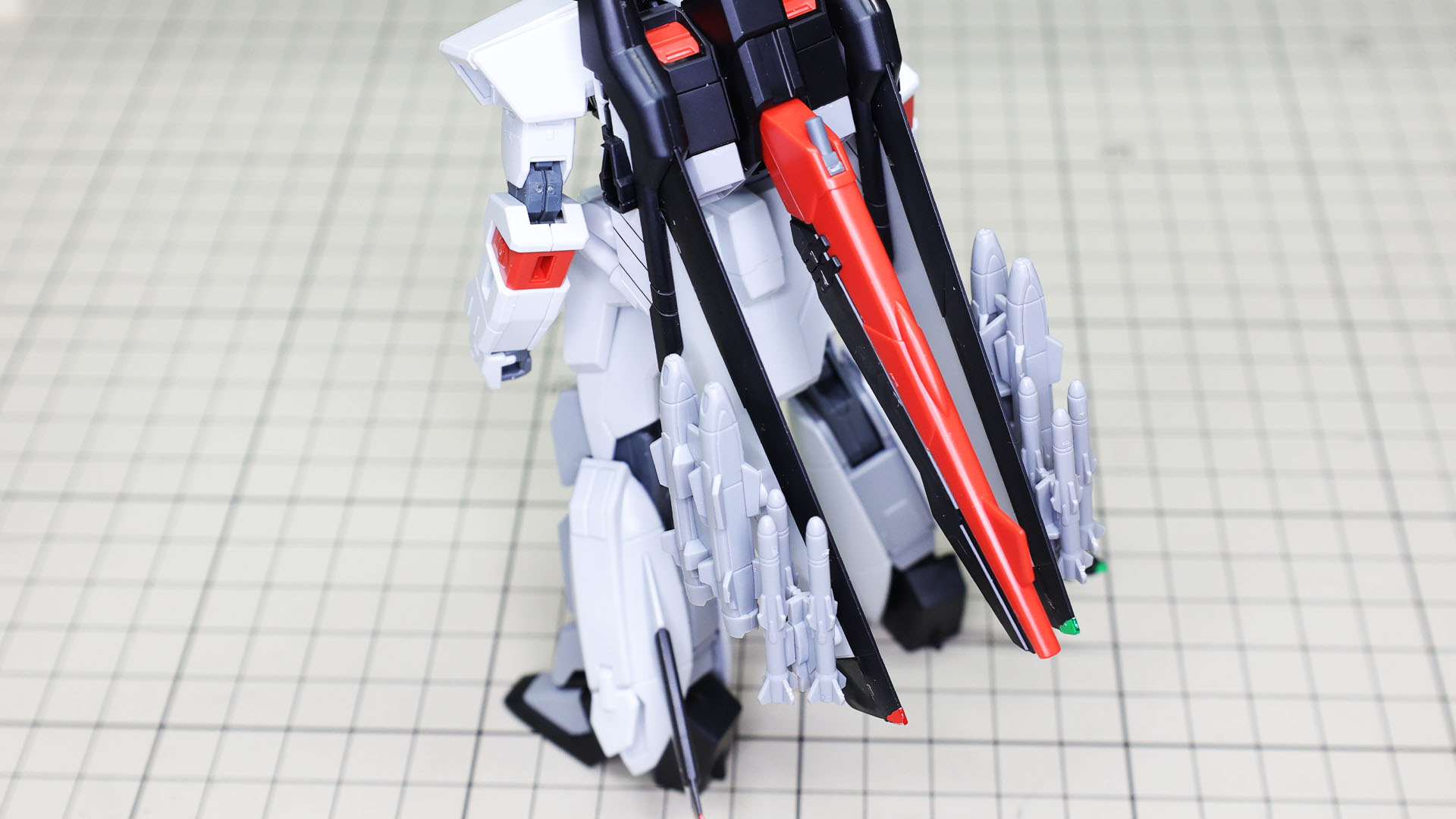 本体にドッキングさせました。翼下ミサイルが迫力です！