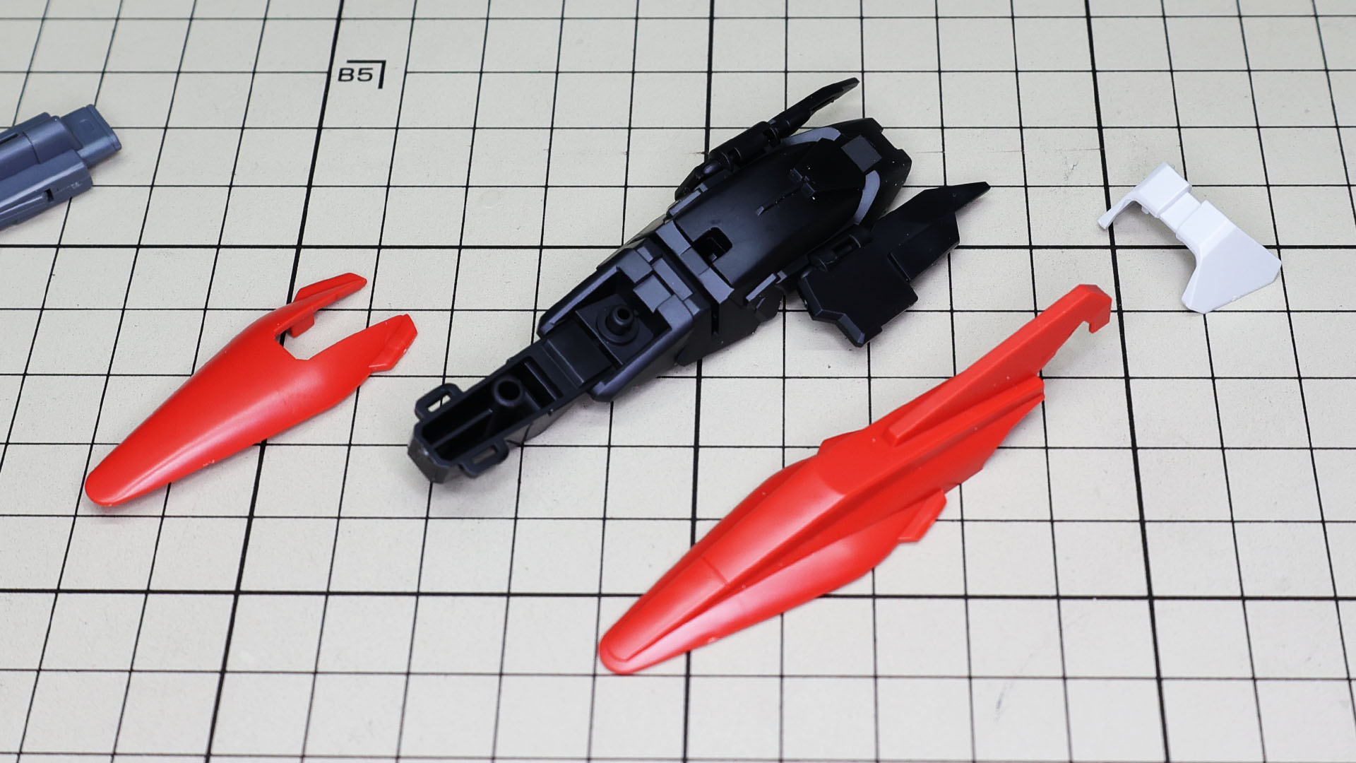 シールドは中央のディテールを兼ねたフレームに左右に広がる装甲版、赤い機首となるパーツ類を組み付けていきます