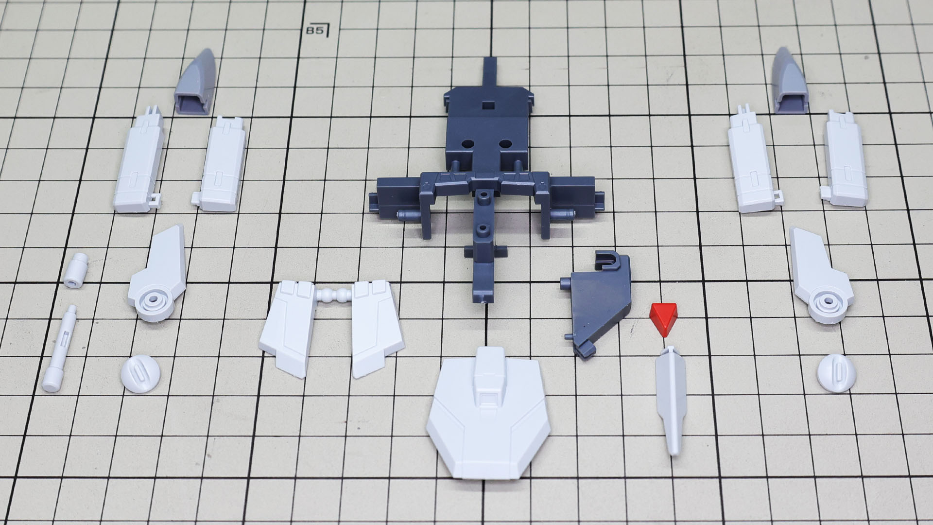 大きなMA変形用パーツに各部パーツを組んでいきます。ここで始めて増槽のパーツも組むことになります