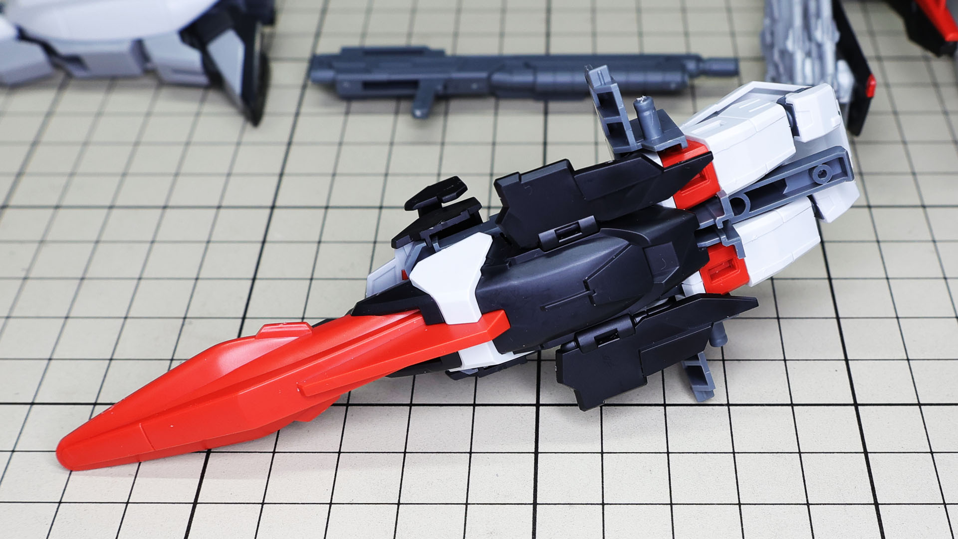 機体下面にシールドを取り付け機首とします