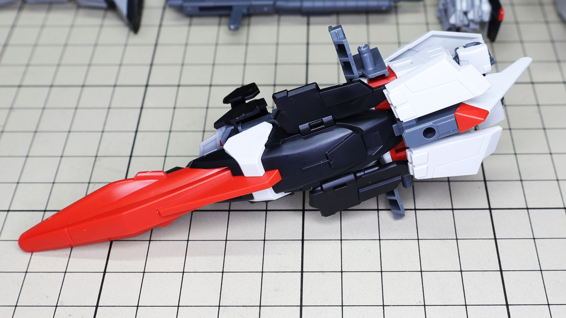 腰部フロントアーマーを取り付けます。中央のパーツの位置がMS形態と全然違う位置に来ているところに注目です