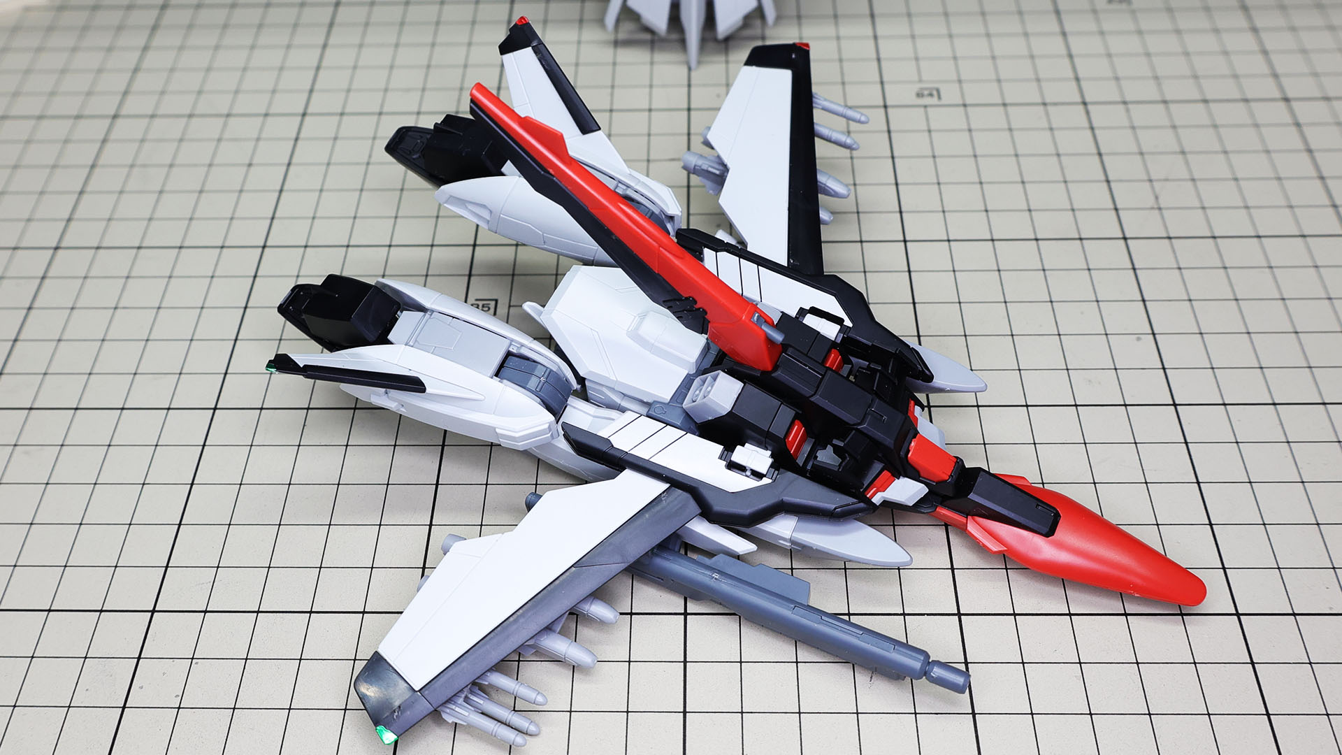 右のサイドアーマーにビームライフルを取り付けます