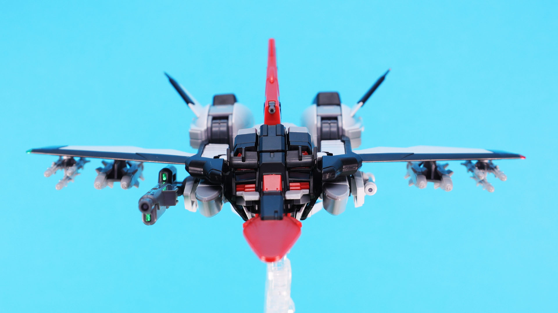巨大なエンジンとなる脚部が機体後方に位置します