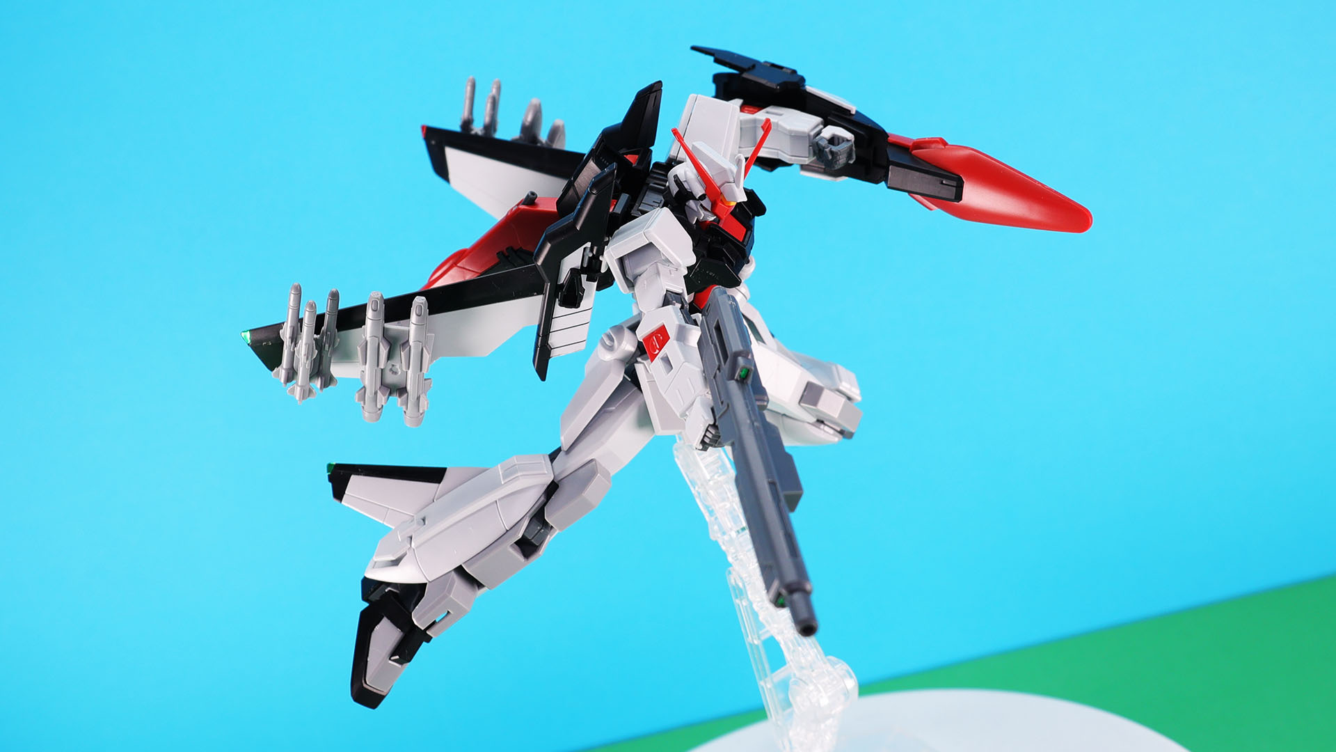 作戦エリアに到着したらモビルスーツに変形し高機動戦闘を展開します