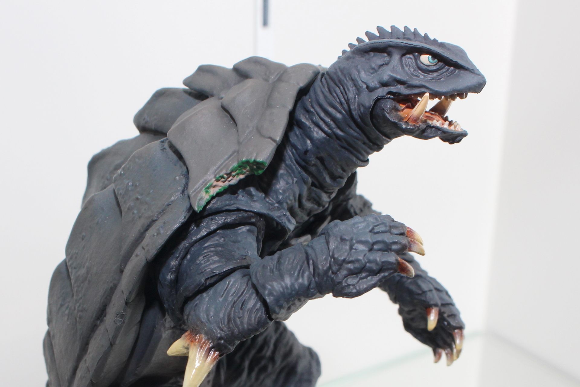 巨大レギオンのマイクロ波を浴び、破壊された甲羅をパーツ差し替えで再現